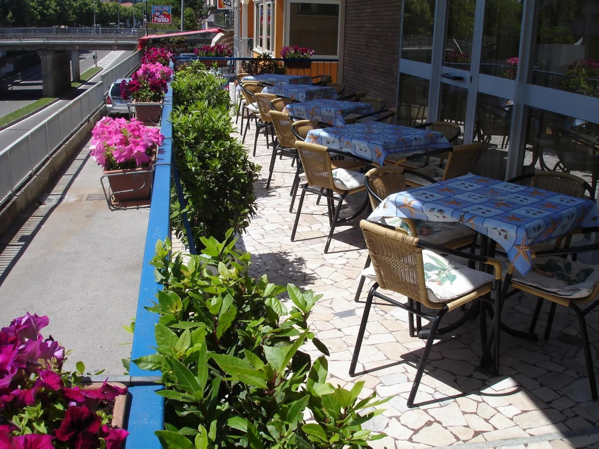 Restaurant/places to eat in Hotel Madrid