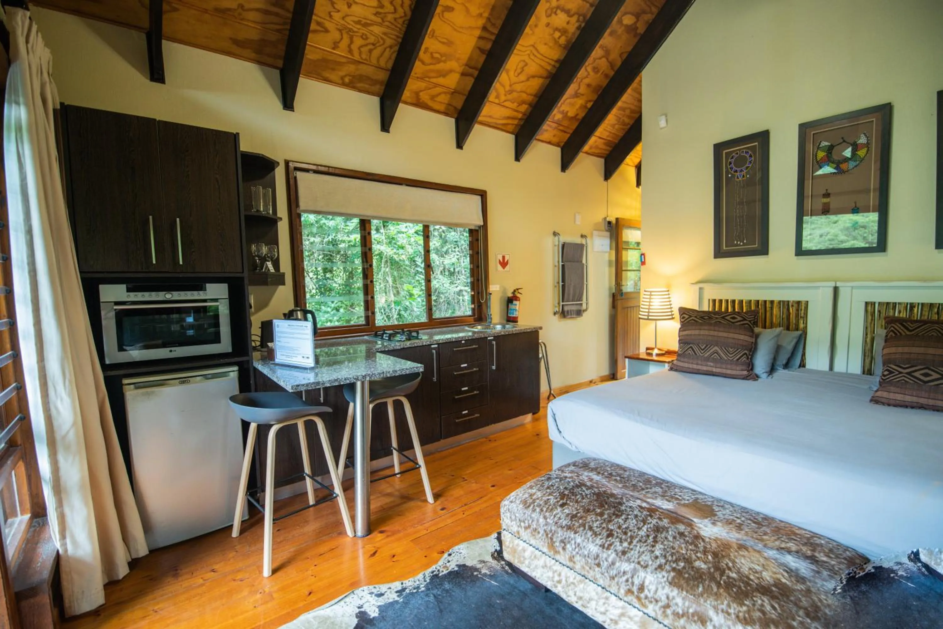 Kitchen or kitchenette, Bed in Thunzi Bush Lodge
