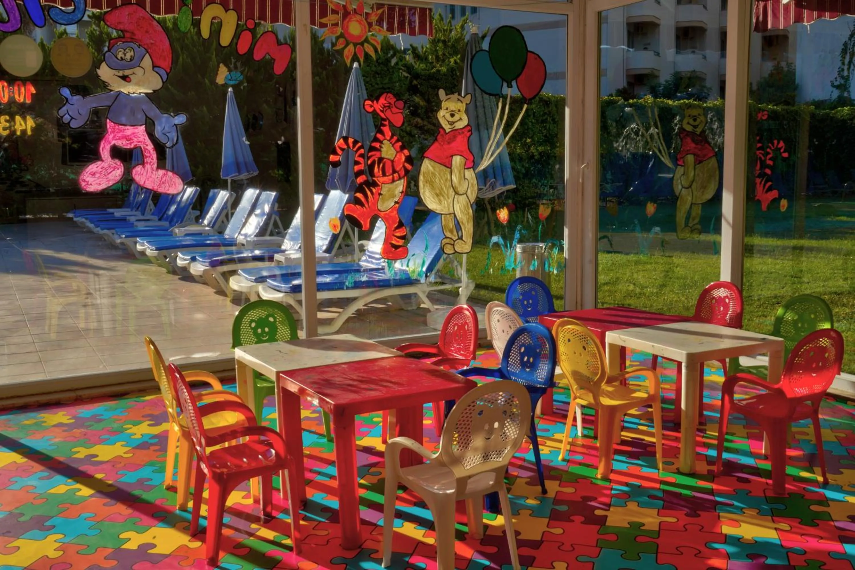 Communal lounge/ TV room in Blue Fish Hotel All Inclusive