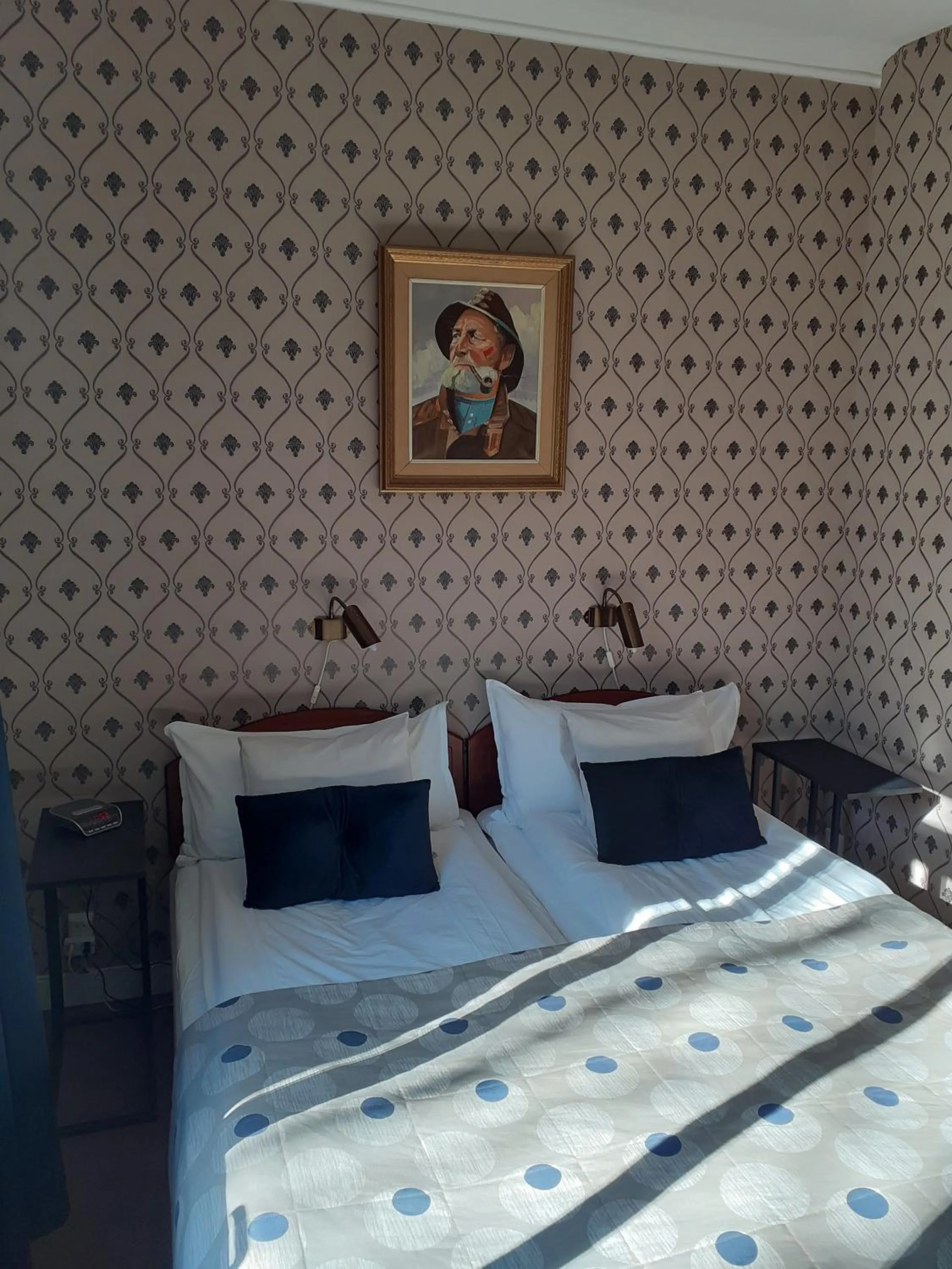 Property building, Bed in Hotell S:t Olof