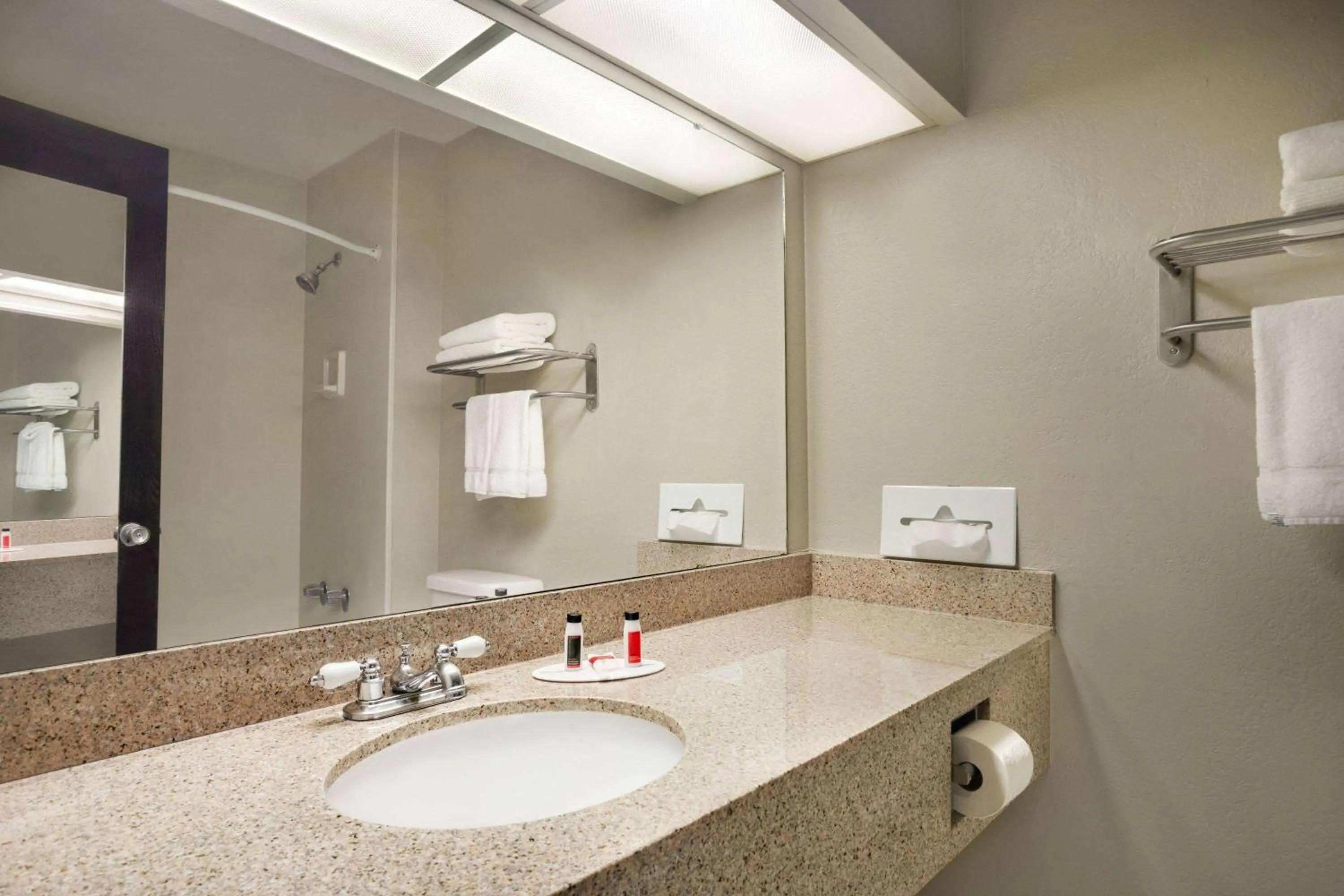 TV and multimedia in Baymont by Wyndham Kansas City KU Medical Center