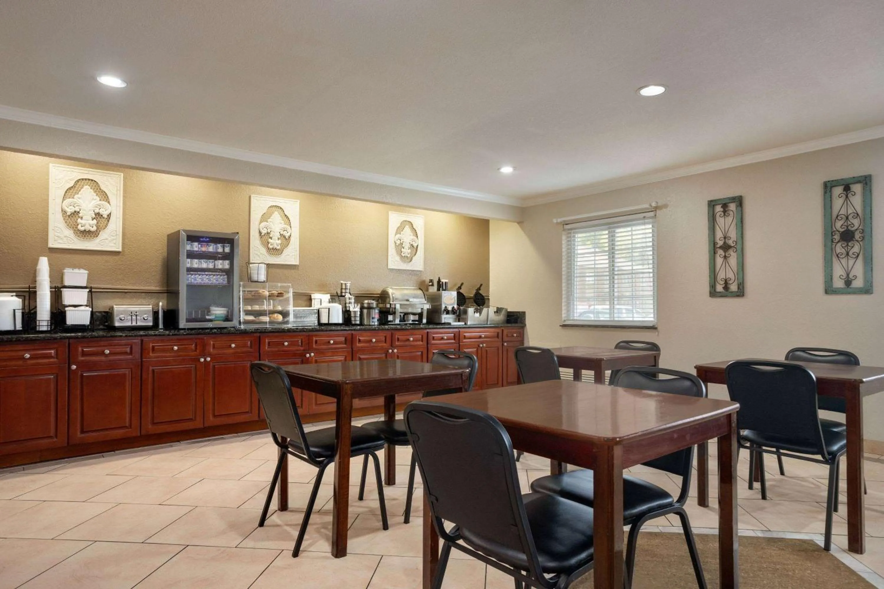 Breakfast in Baymont by Wyndham Kansas City KU Medical Center