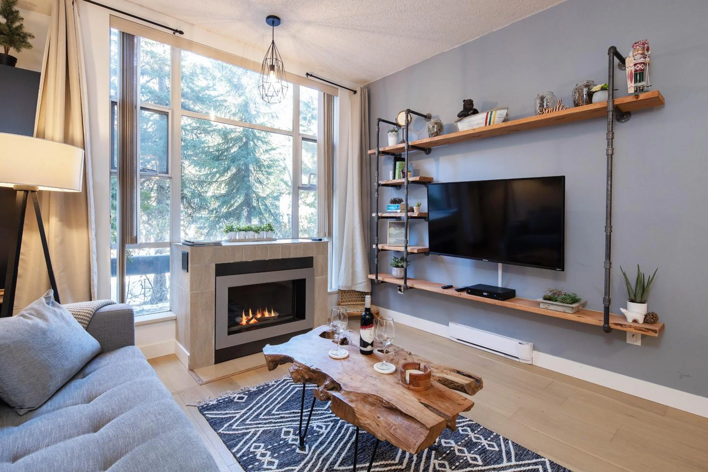 Bright Suite at Ski In/Out Glacier Lodge!