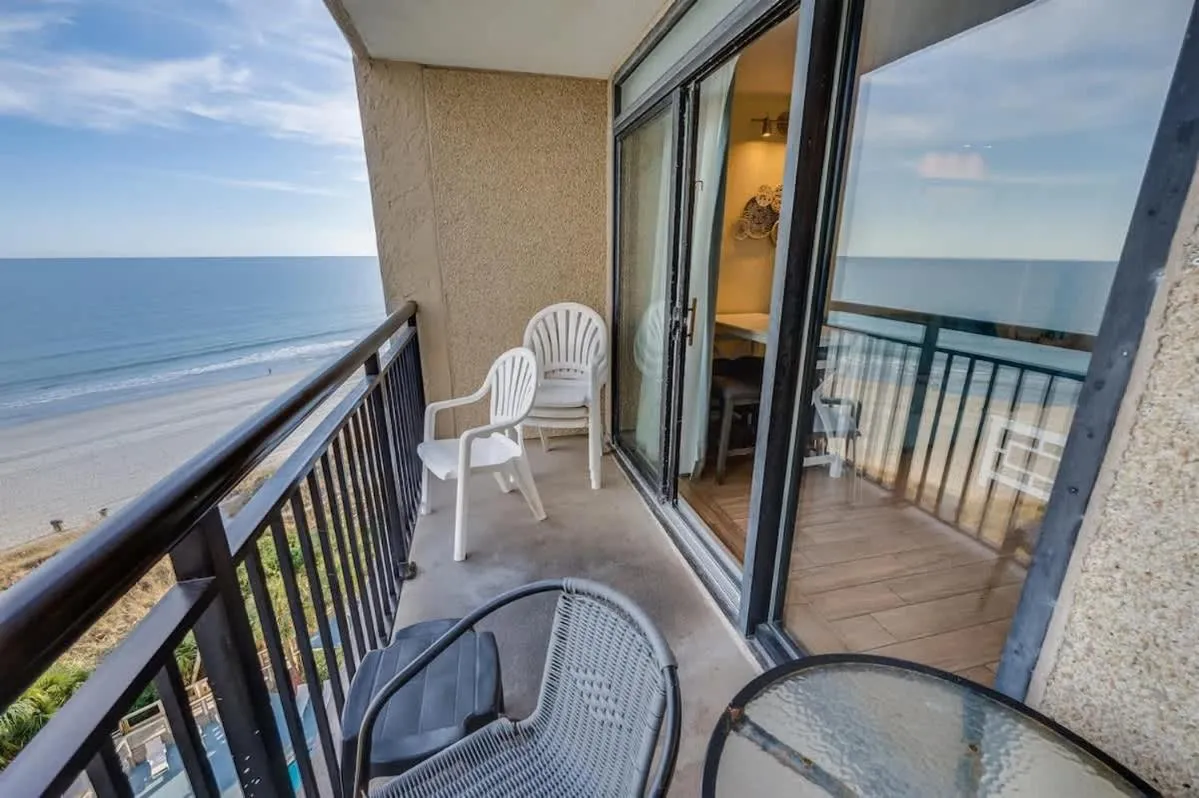 Oceanfront Views, Recently Renovated Kitchen,Pools