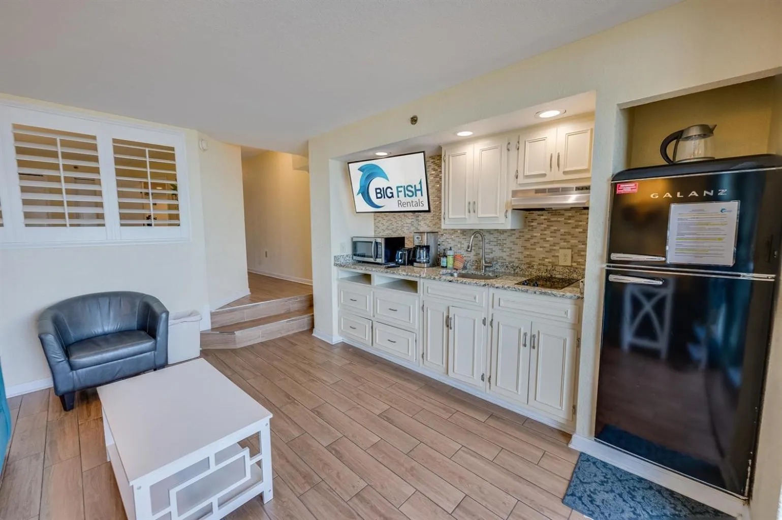 Oceanfront Views, Recently Renovated Kitchen,Pools