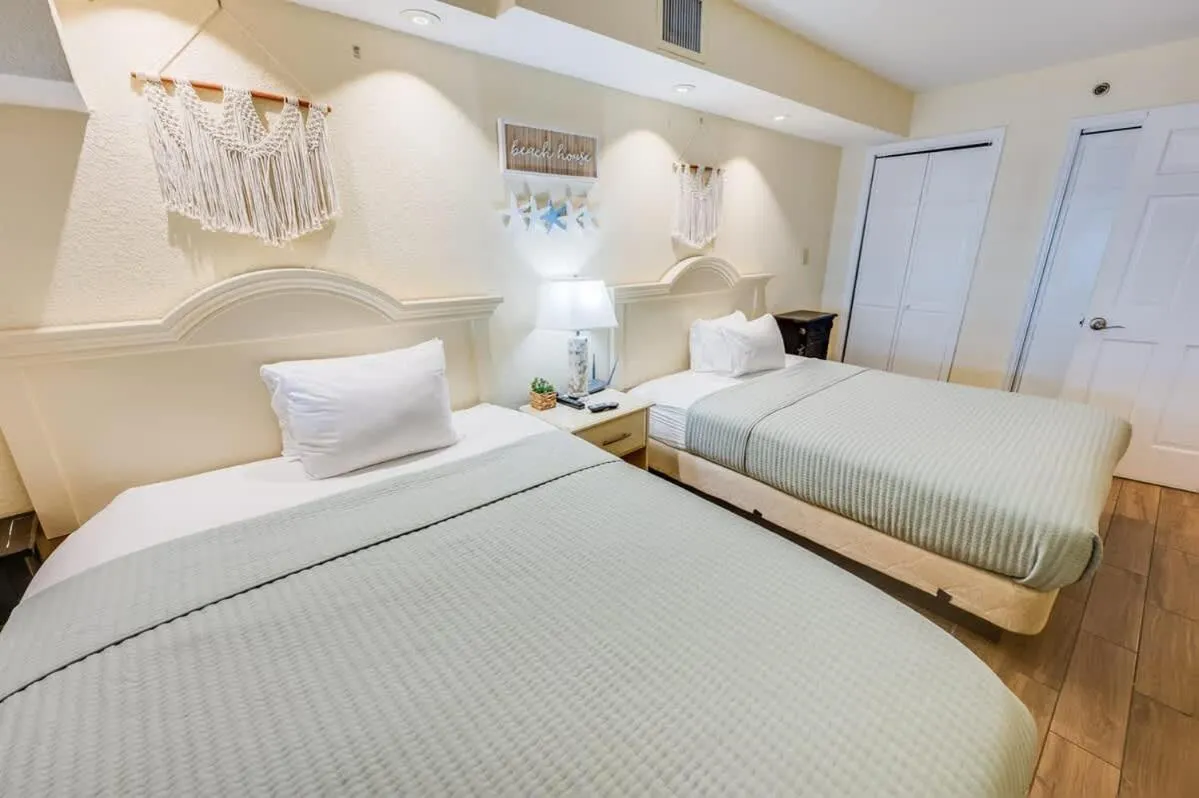 Bed in Oceanfront Views, Recently Renovated Kitchen,Pools