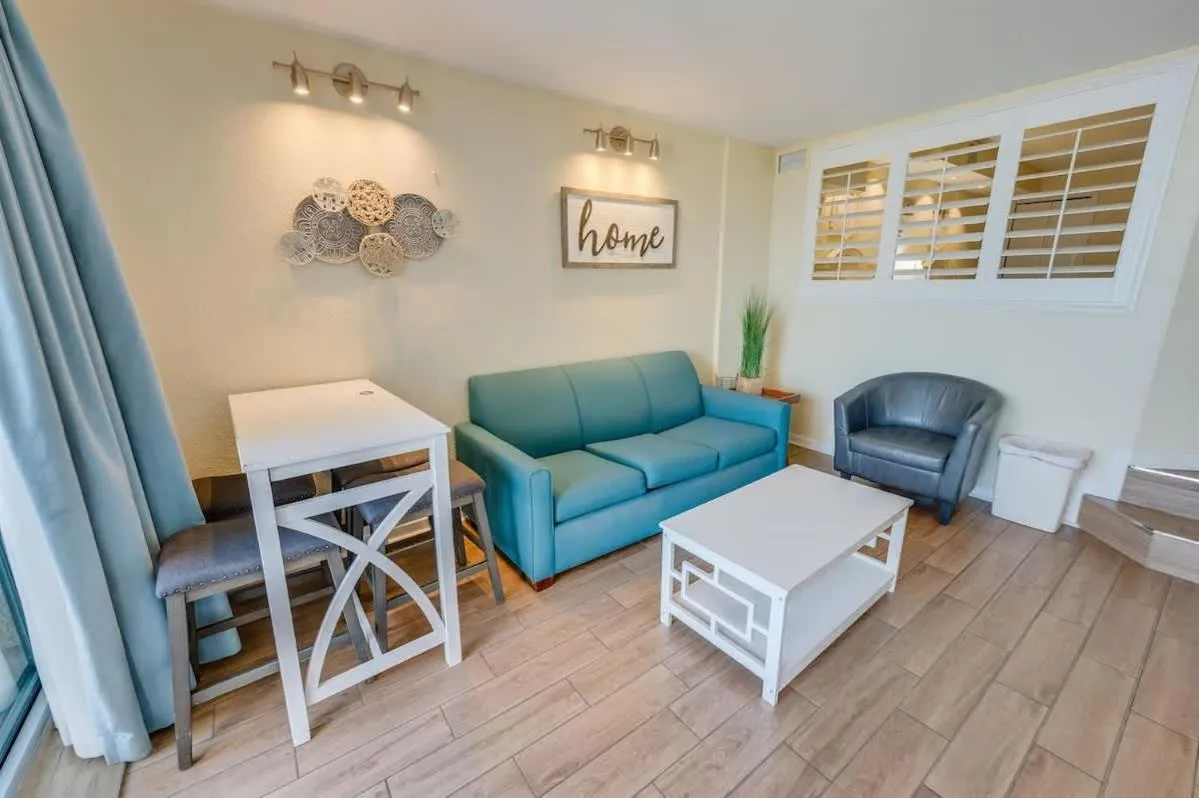 Oceanfront Views, Recently Renovated Kitchen,Pools