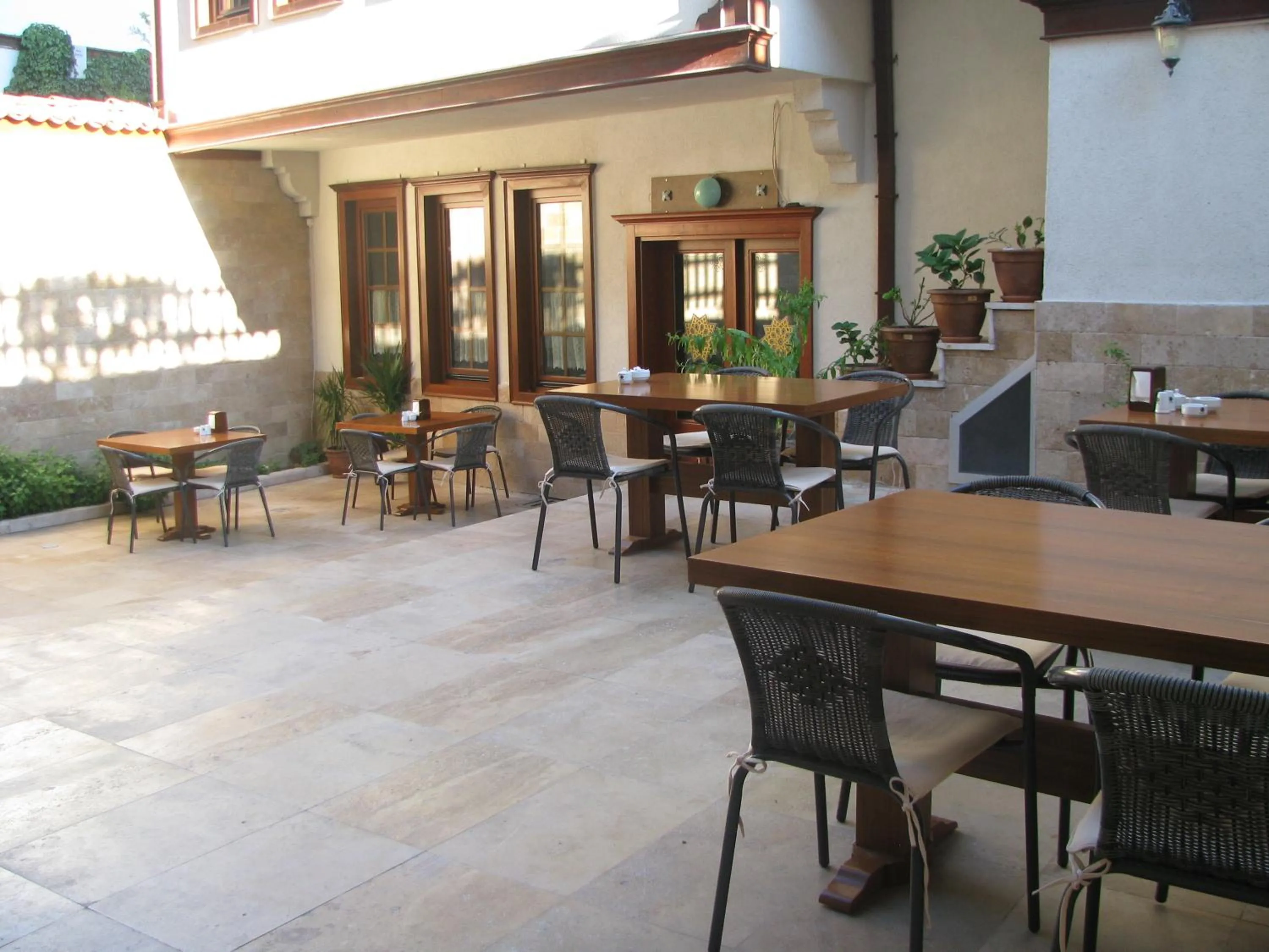 Restaurant/places to eat in Simre Hotel