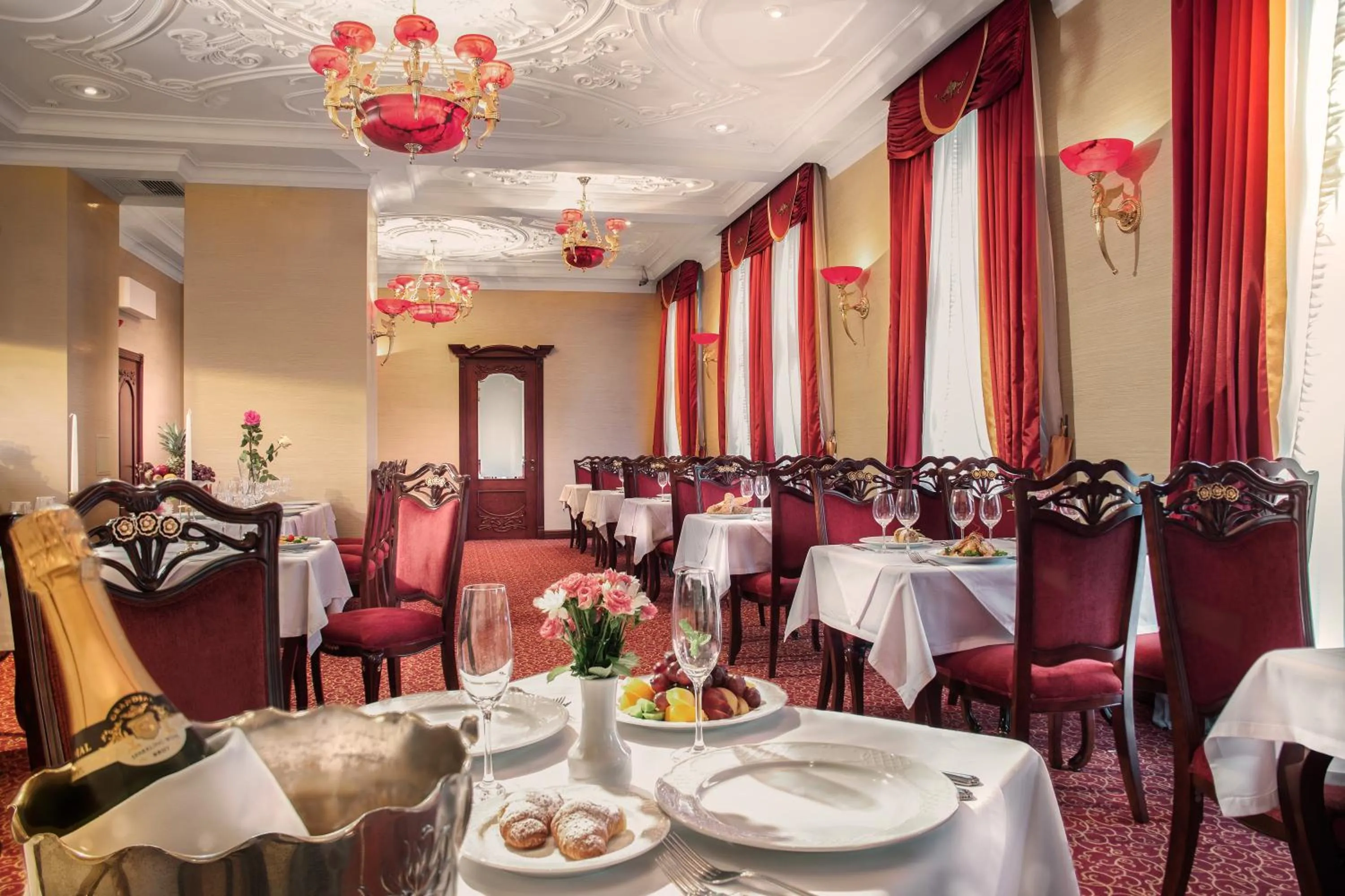 Restaurant/places to eat in Staro Hotel