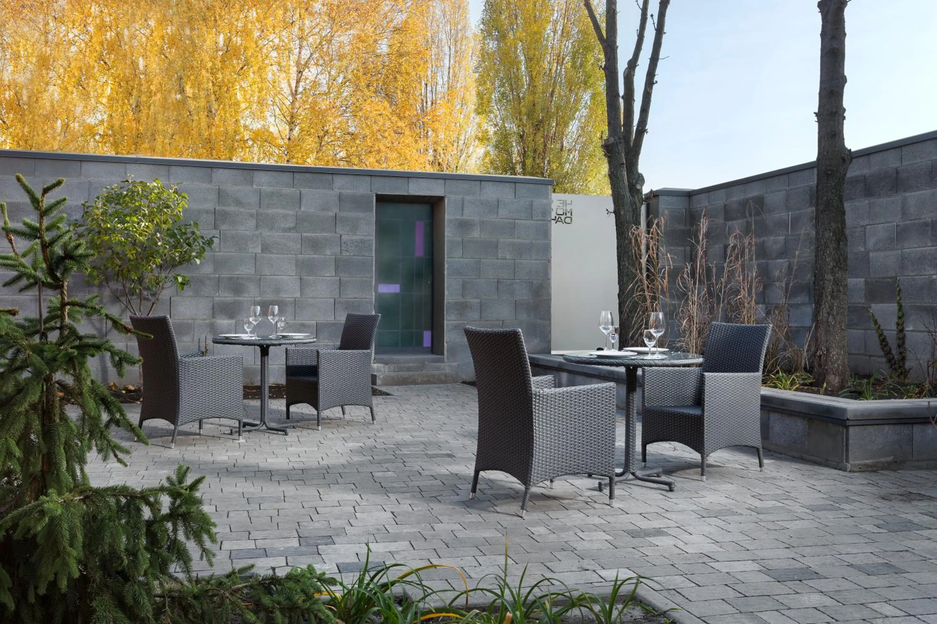 Restaurant/places to eat in Villa Four Rooms