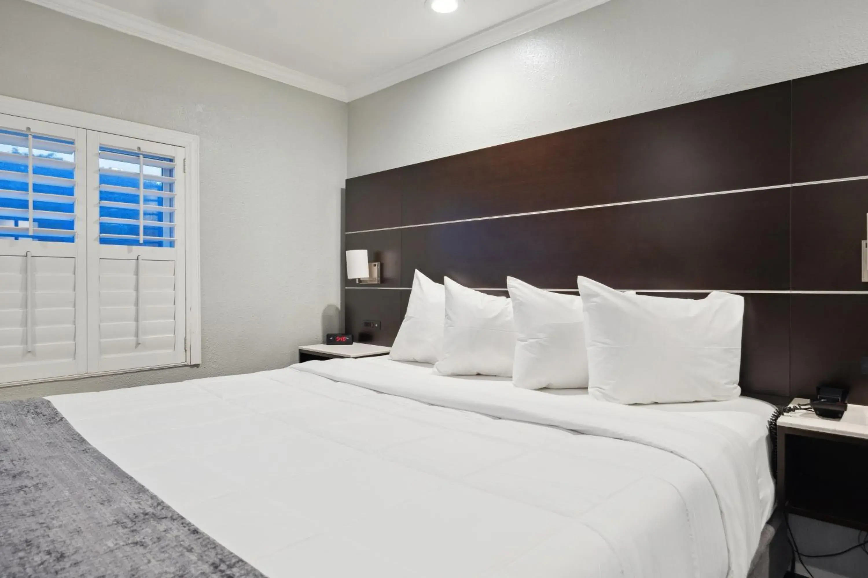 Queen Room in Bayhill Inn Queen Room in Bayhill Inn