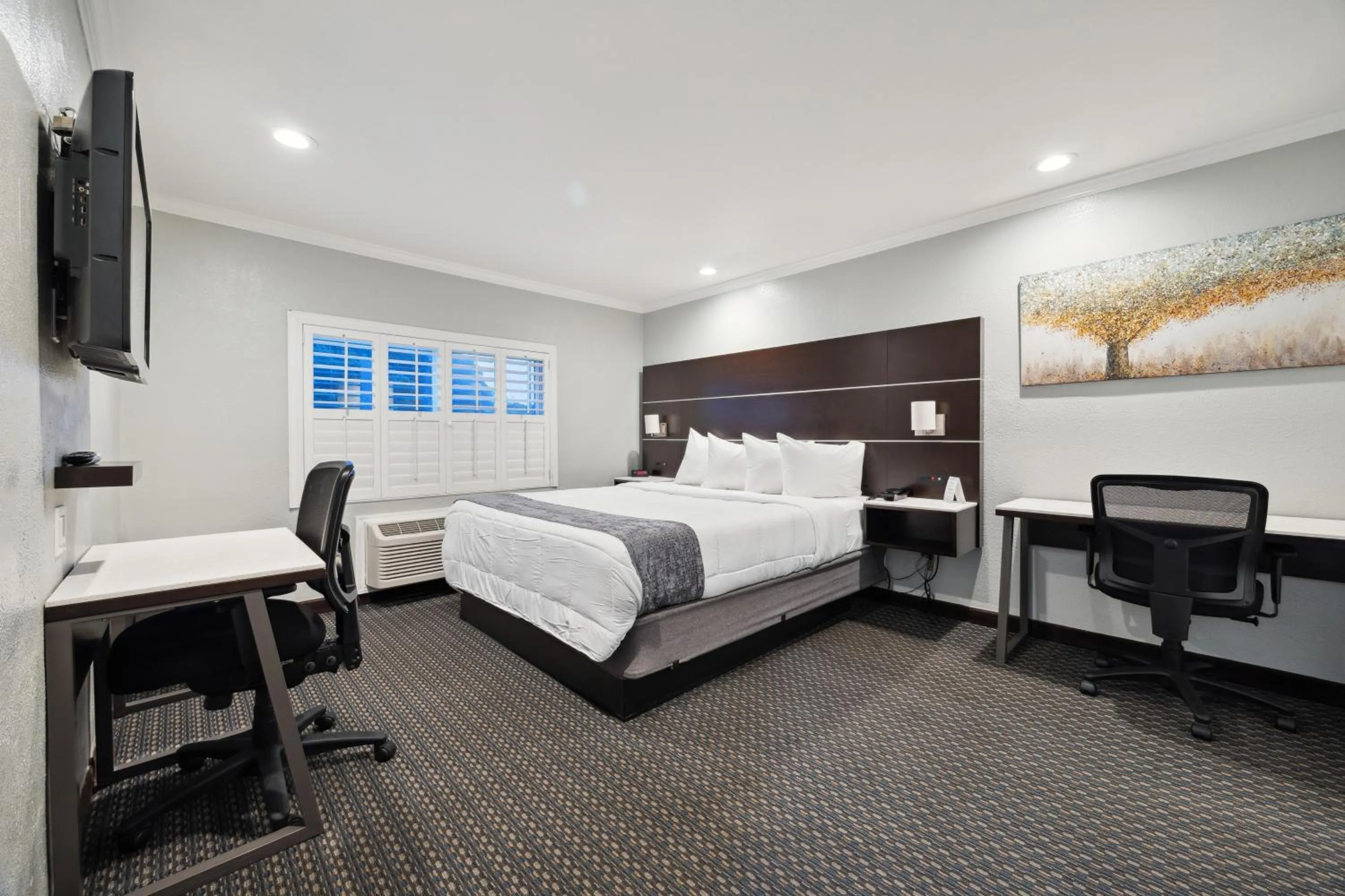 Photo of the whole room, Bed in Bayhill Inn