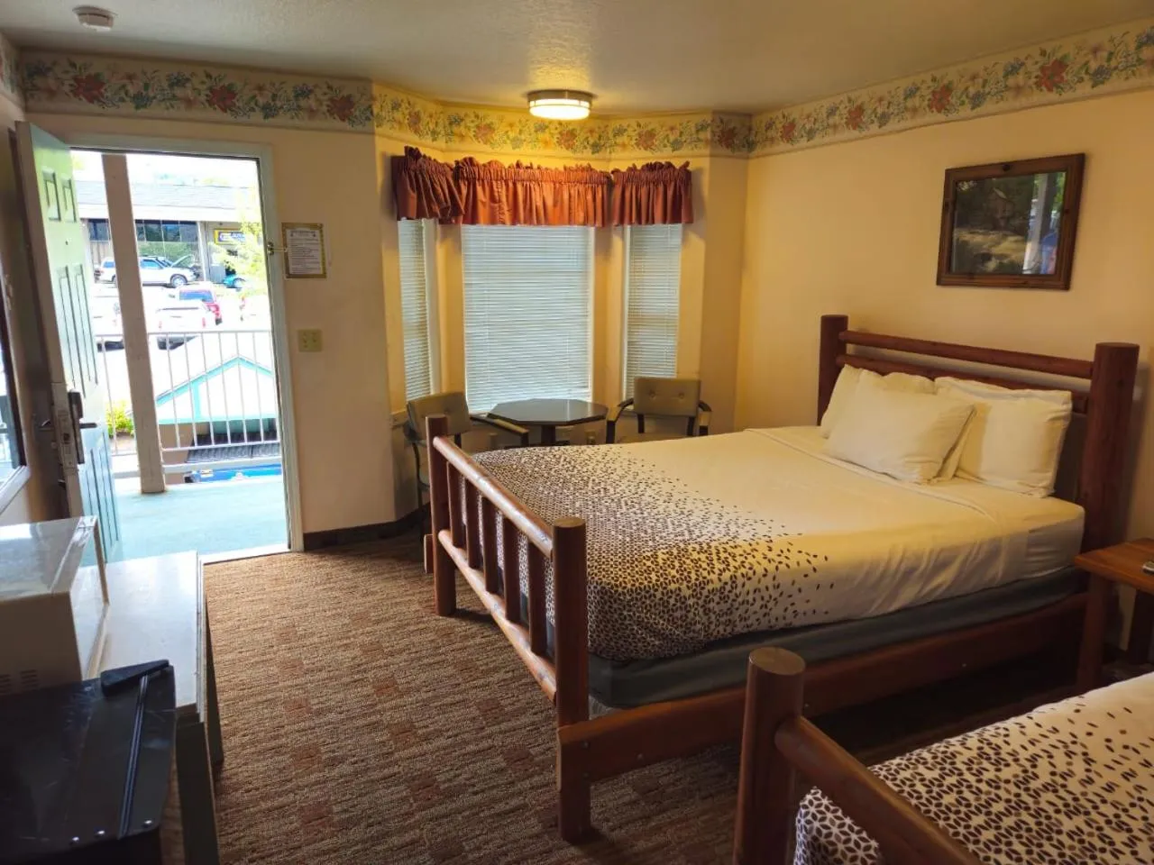 Photo of the whole room, Bed in Sweet Breeze Inn Grants Pass