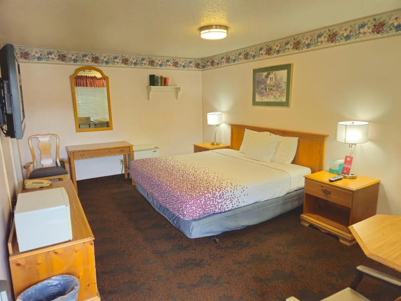 Photo of the whole room, Bed in Sweet Breeze Inn Grants Pass