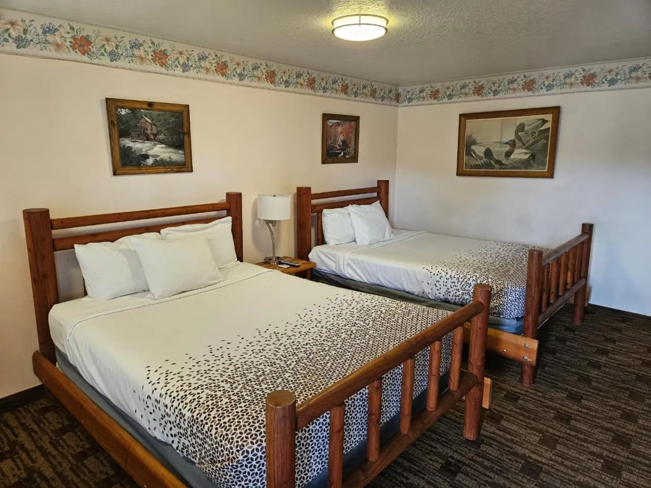 Photo of the whole room, Bed in Sweet Breeze Inn Grants Pass