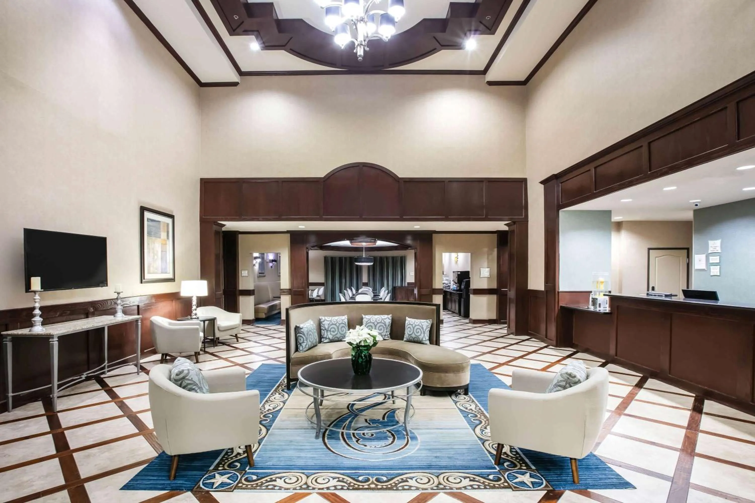 Lobby or reception in La Quinta by Wyndham DFW Airport West - Euless