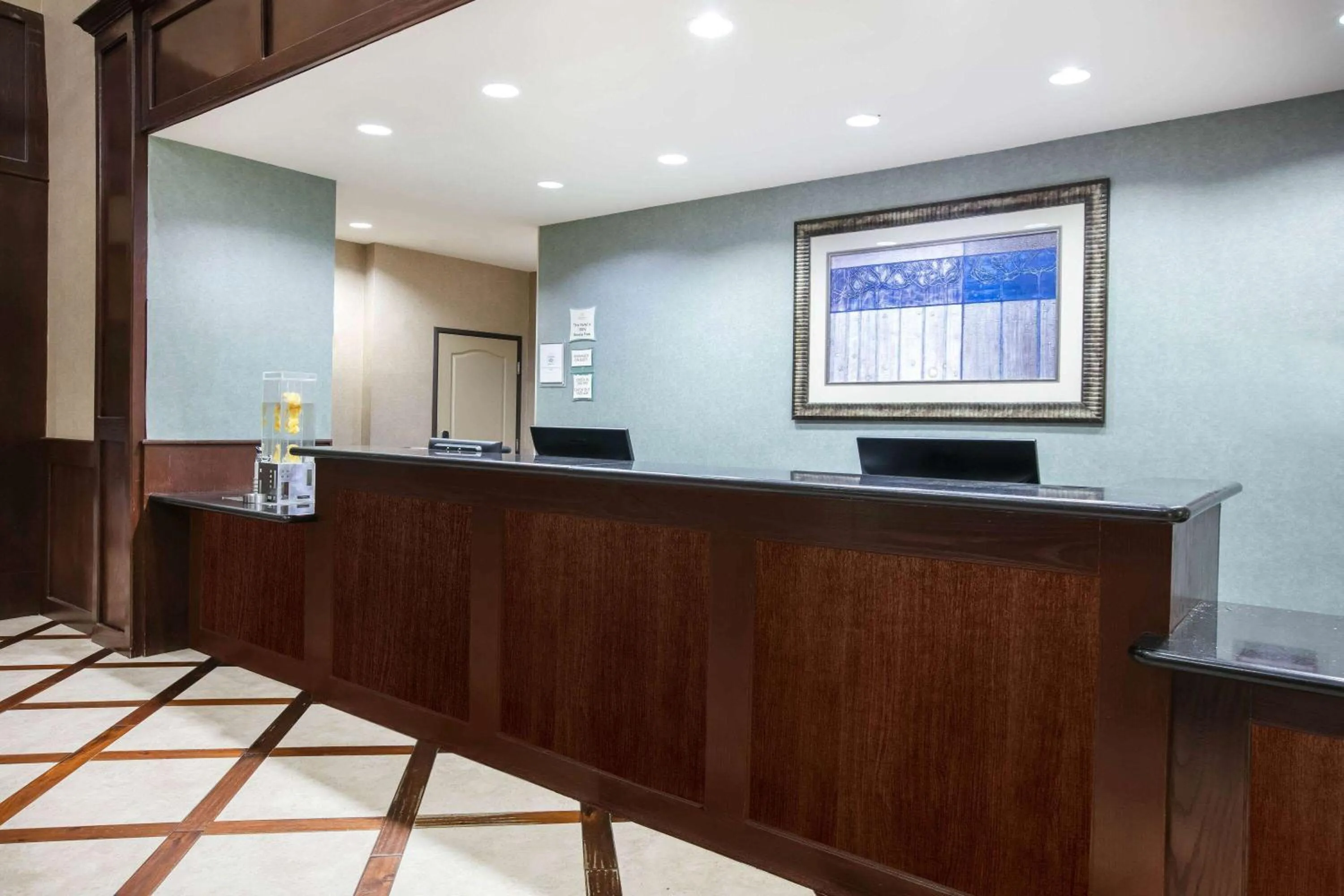 Lobby or reception in La Quinta by Wyndham DFW Airport West - Euless