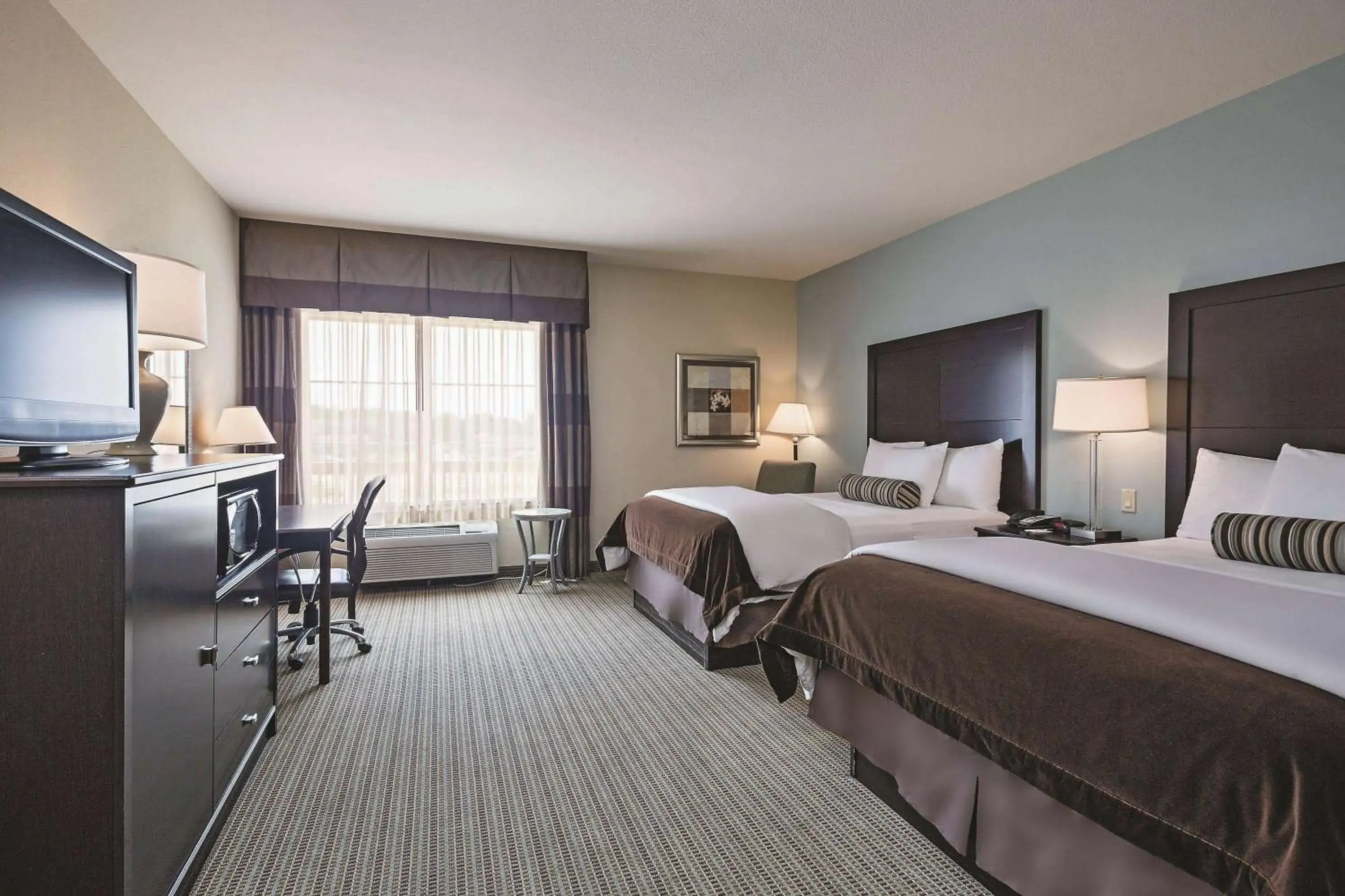 Queen Room with Two Queen Beds and Mobility/Hearing Access - Non-Smoking in La Quinta by Wyndham DFW Airport West - Euless Queen Room with Two Queen Beds and Mobility/Hearing Access - Non-Smoking in La Quinta by Wyndham DFW Airport West - Euless