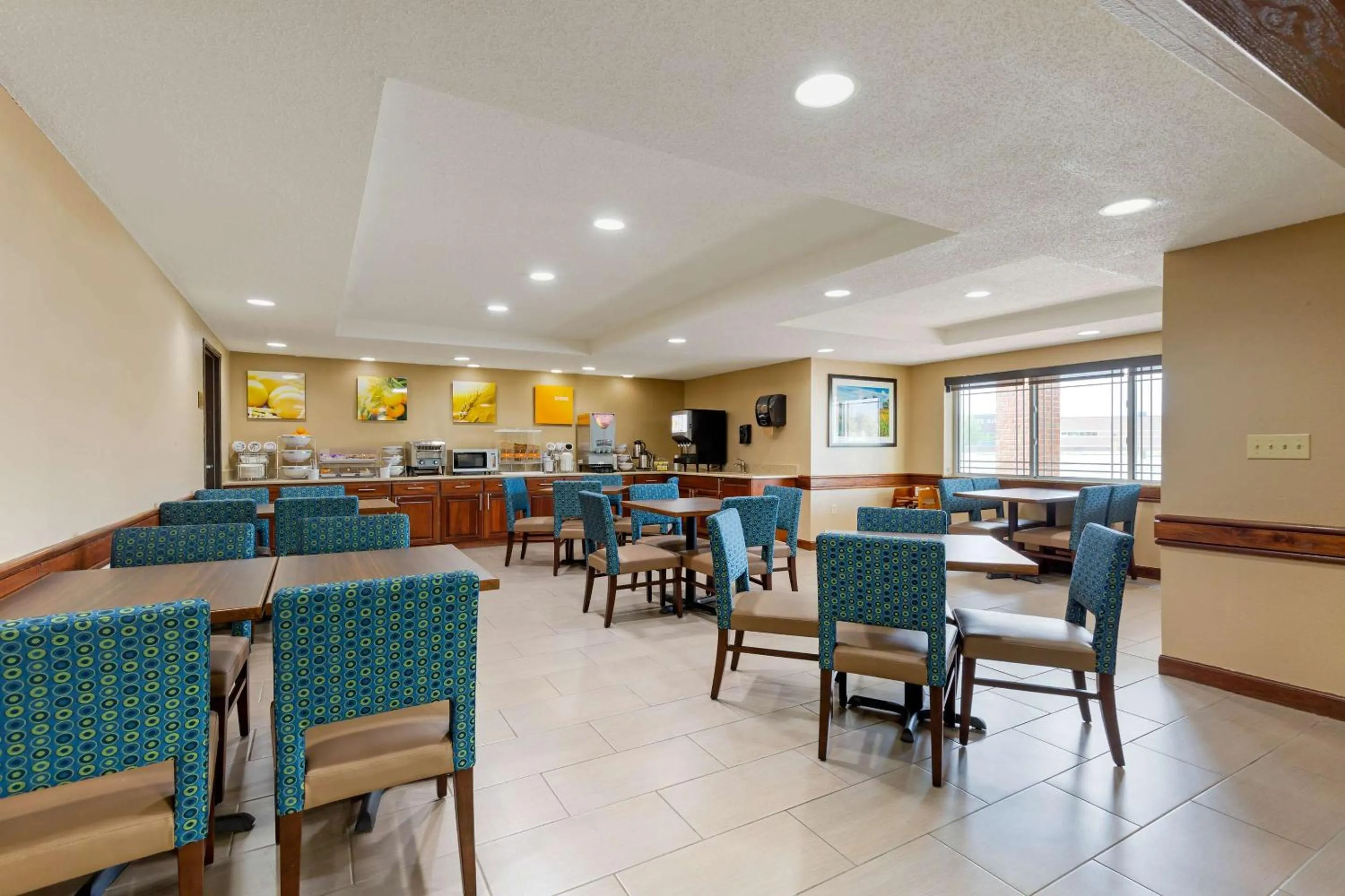 Breakfast in Comfort Inn & Suites Milford