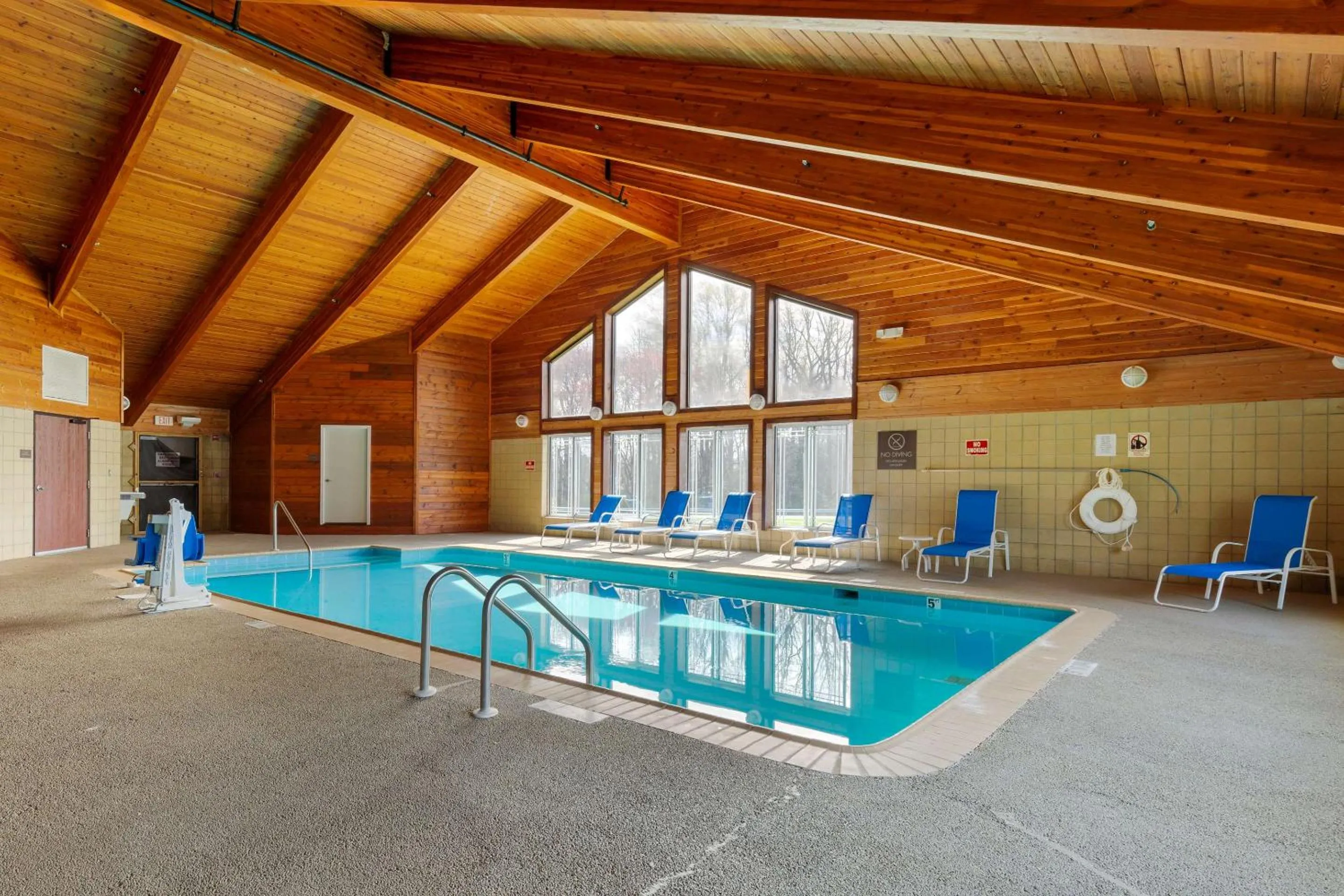 Swimming pool in Comfort Inn & Suites Milford