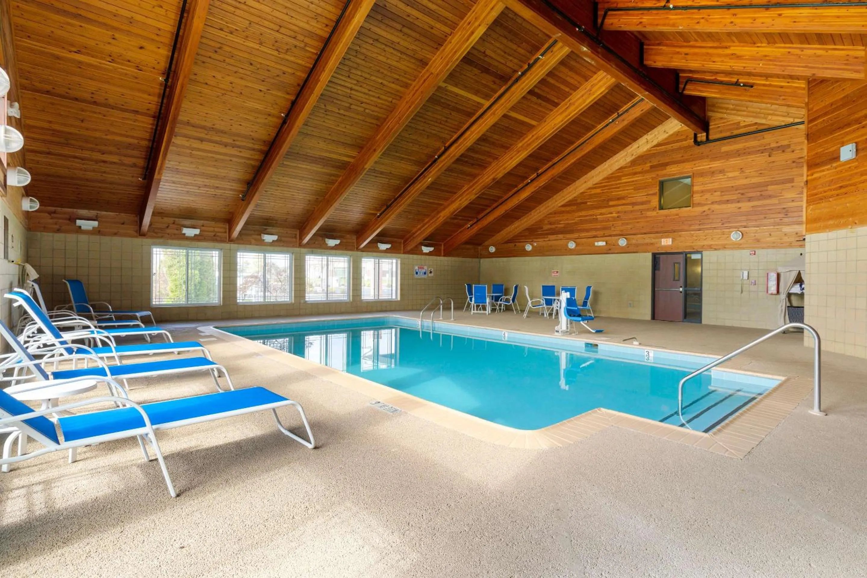 Swimming pool in Comfort Inn & Suites Milford