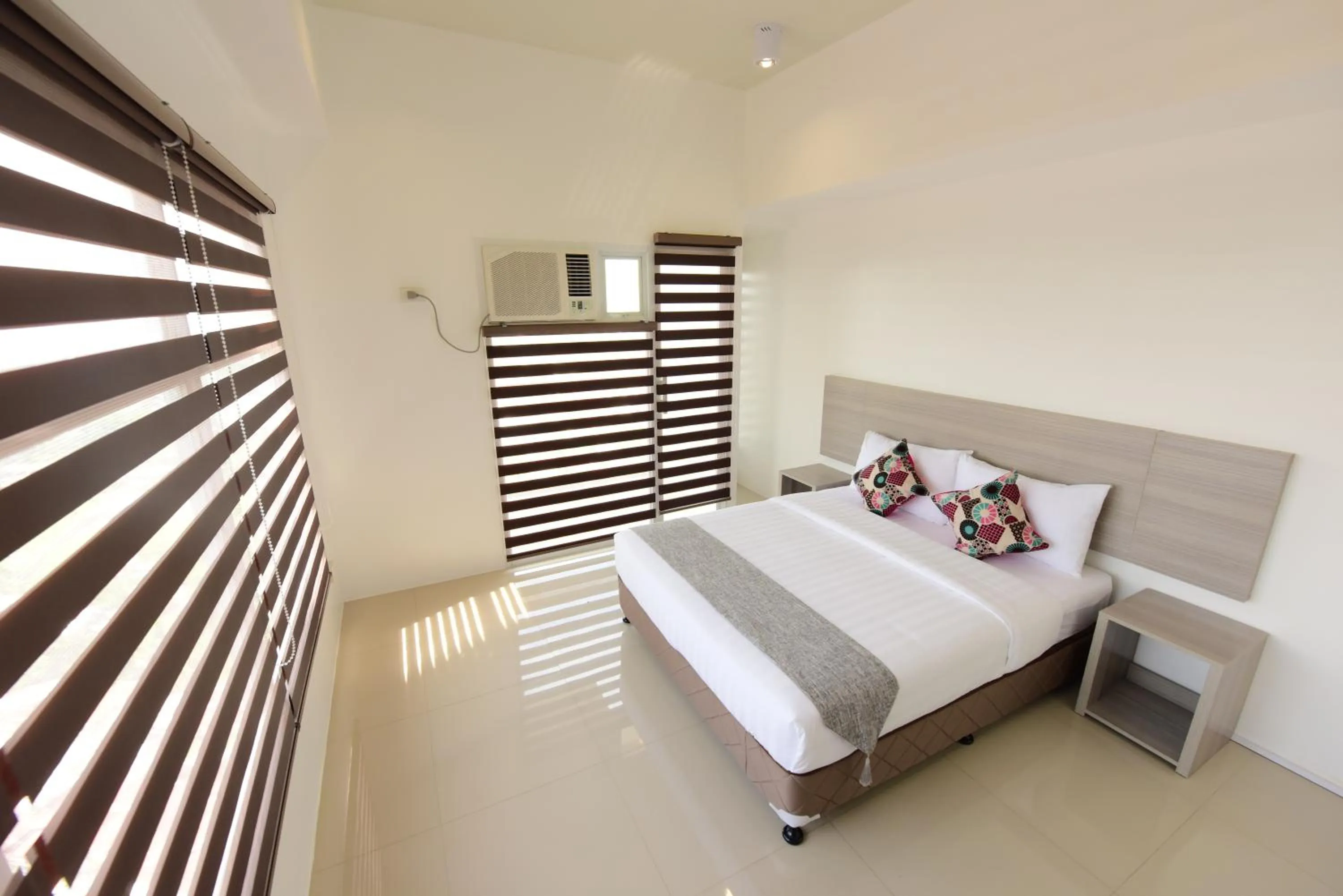 Photo of the whole room, Bed in Eon Centennial Soho Hotel