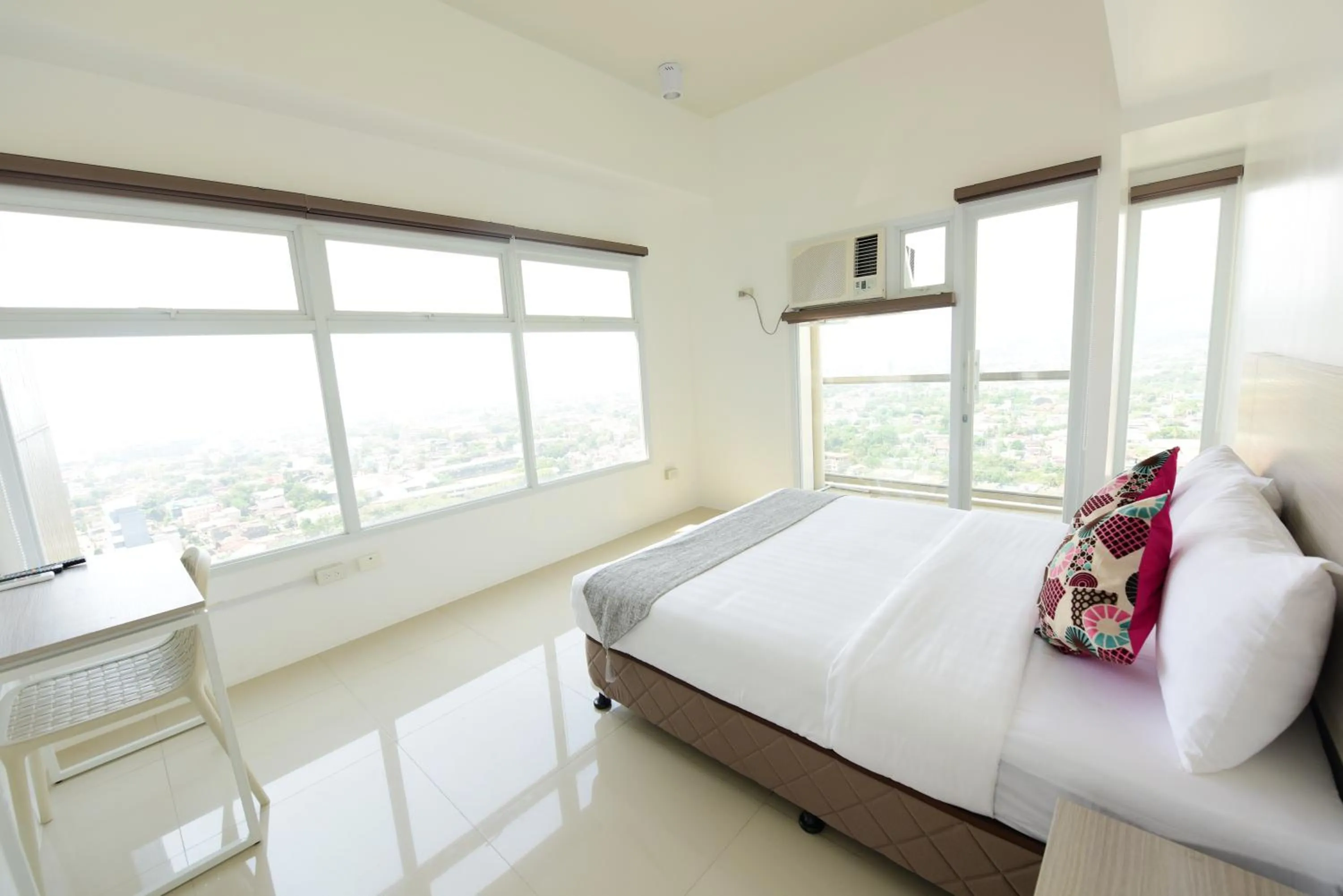 Photo of the whole room, Bed in Eon Centennial Soho Hotel