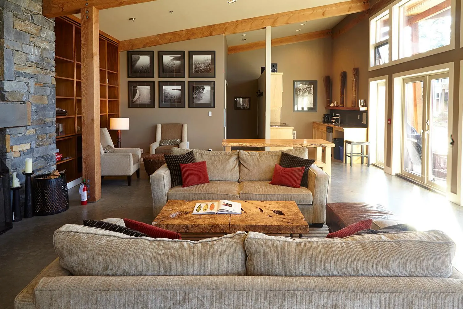 Lounge or bar in Cox Bay Beach Resort