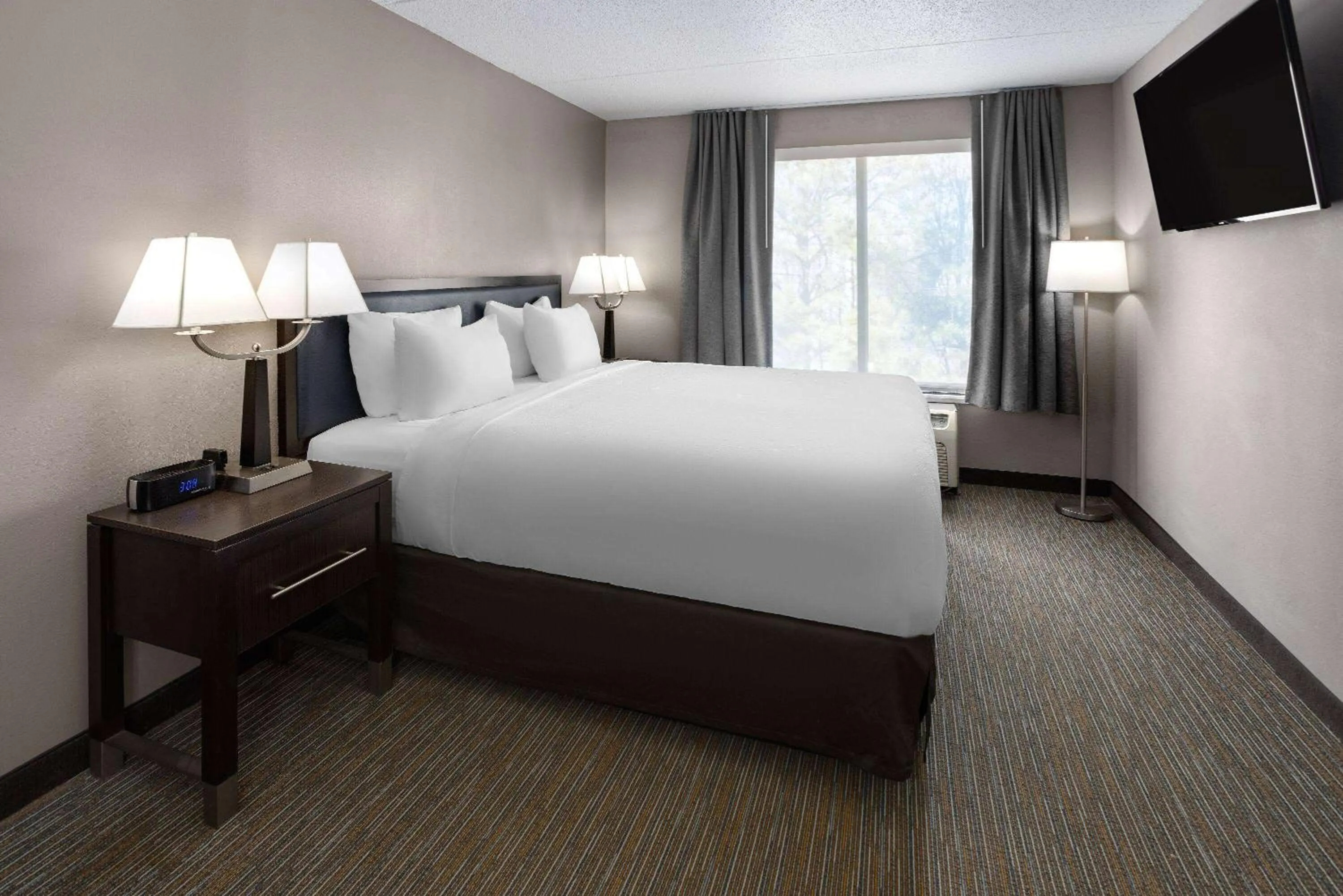Photo of the whole room, Bed in La Quinta Inn & Suites by Wyndham Mooresville
