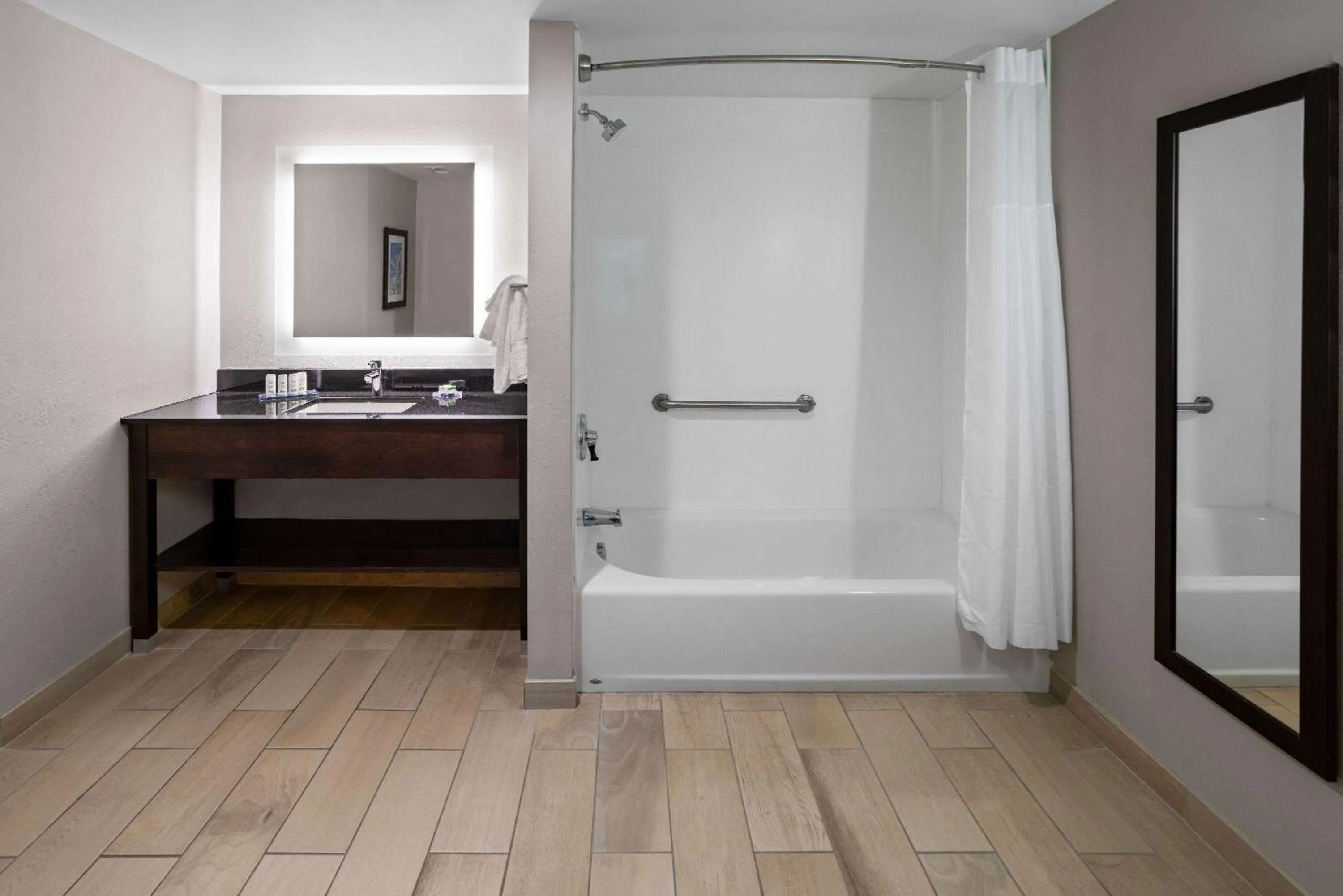 Bathroom in La Quinta Inn & Suites by Wyndham Mooresville