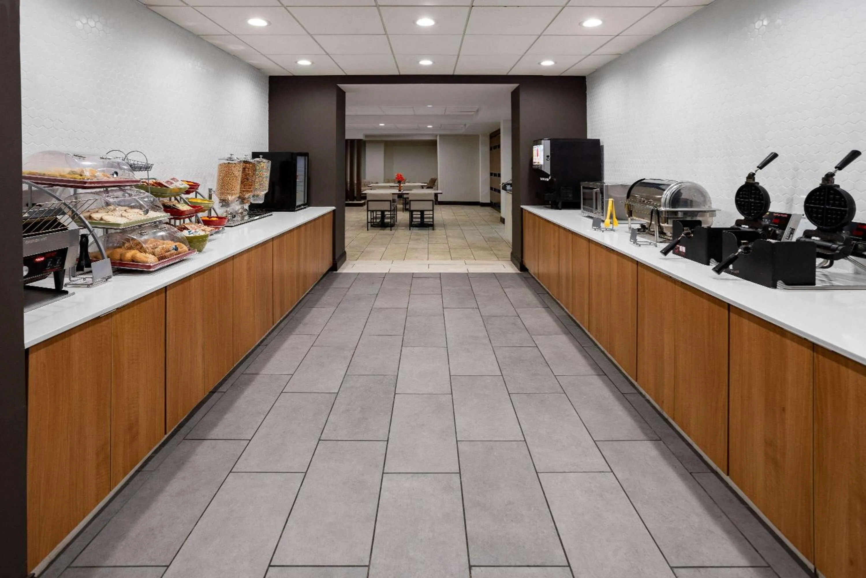 Breakfast in La Quinta Inn & Suites by Wyndham Mooresville