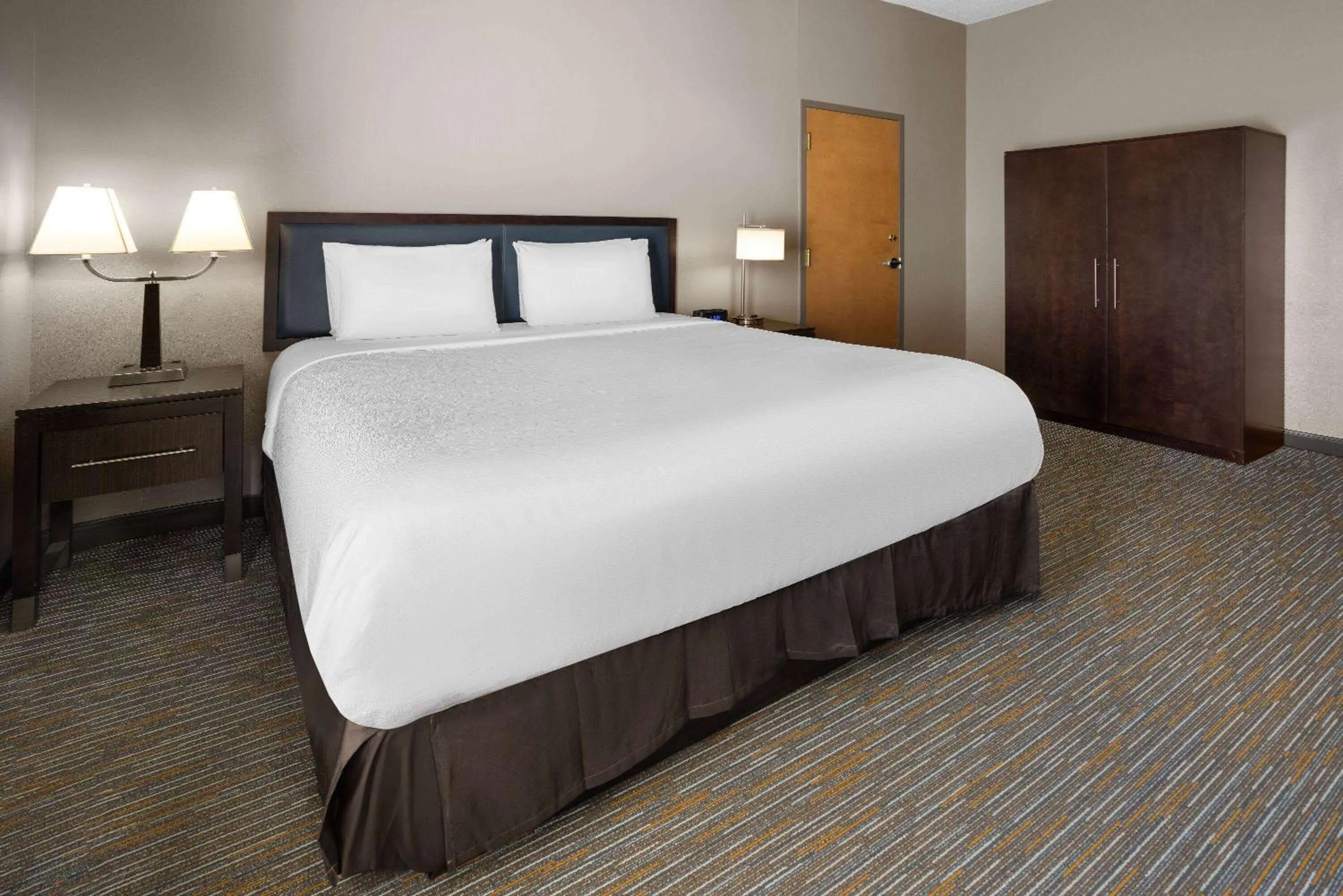 Photo of the whole room, Bed in La Quinta Inn & Suites by Wyndham Mooresville