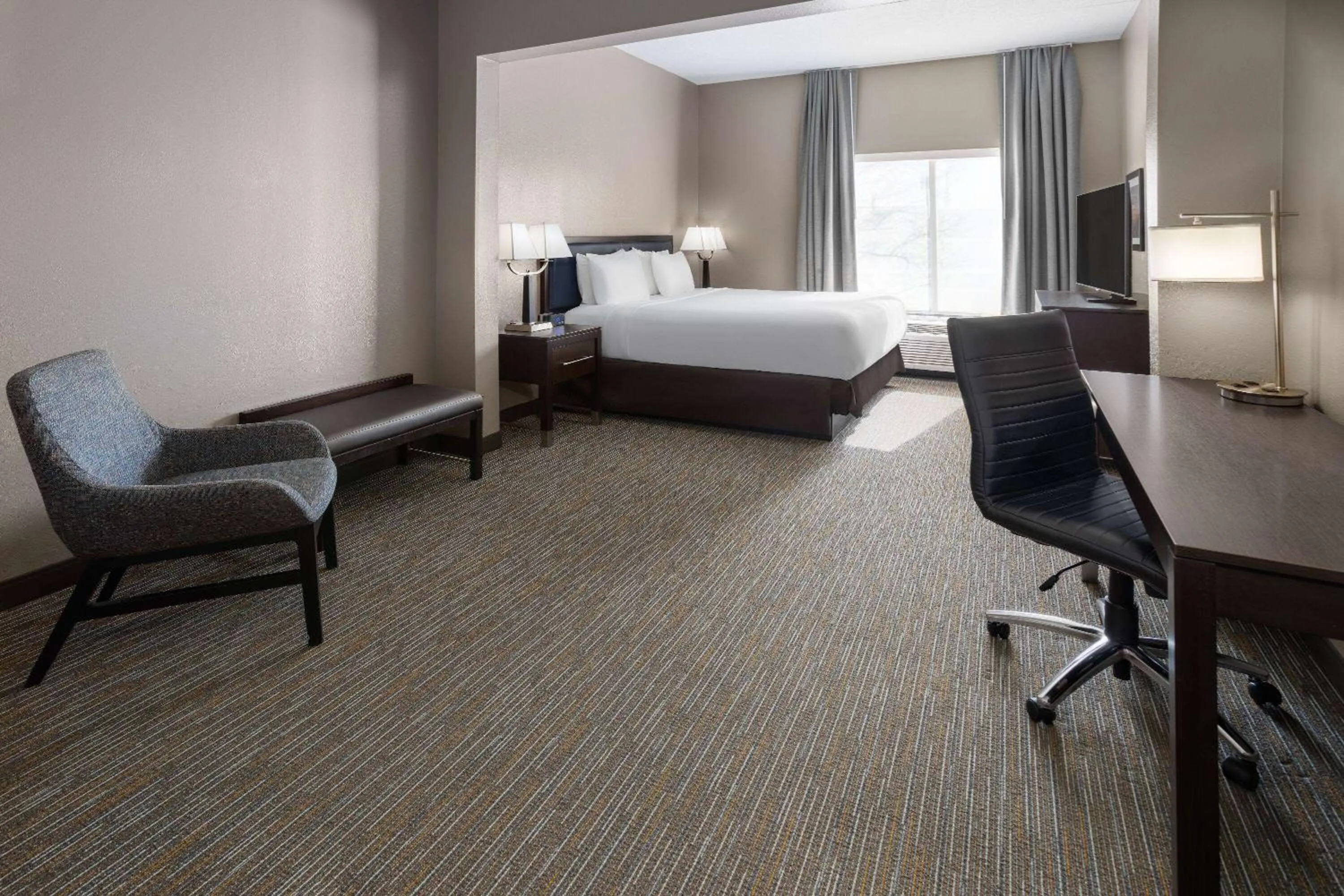 Photo of the whole room, Bed in La Quinta Inn & Suites by Wyndham Mooresville