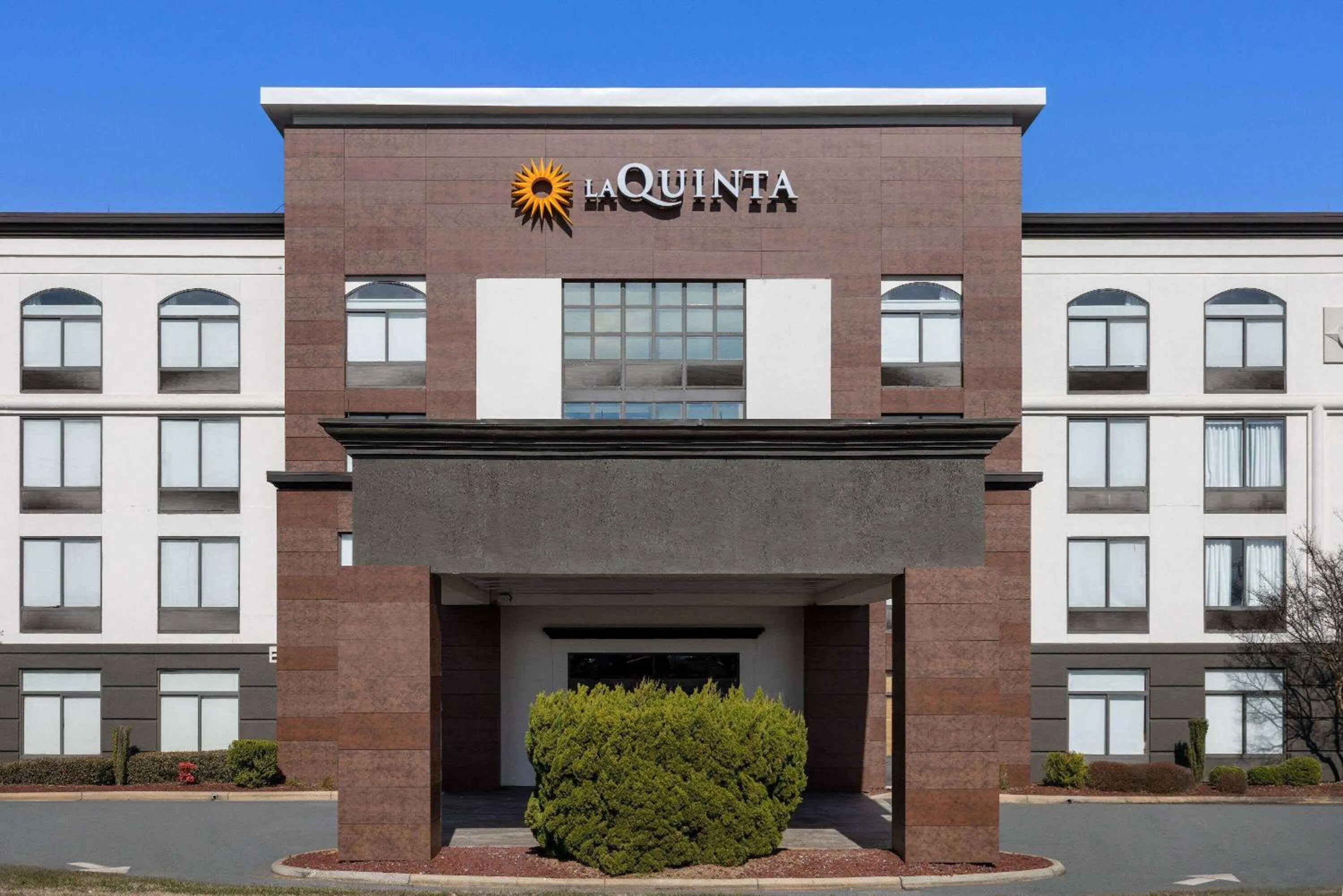 Property building in La Quinta Inn & Suites by Wyndham Mooresville