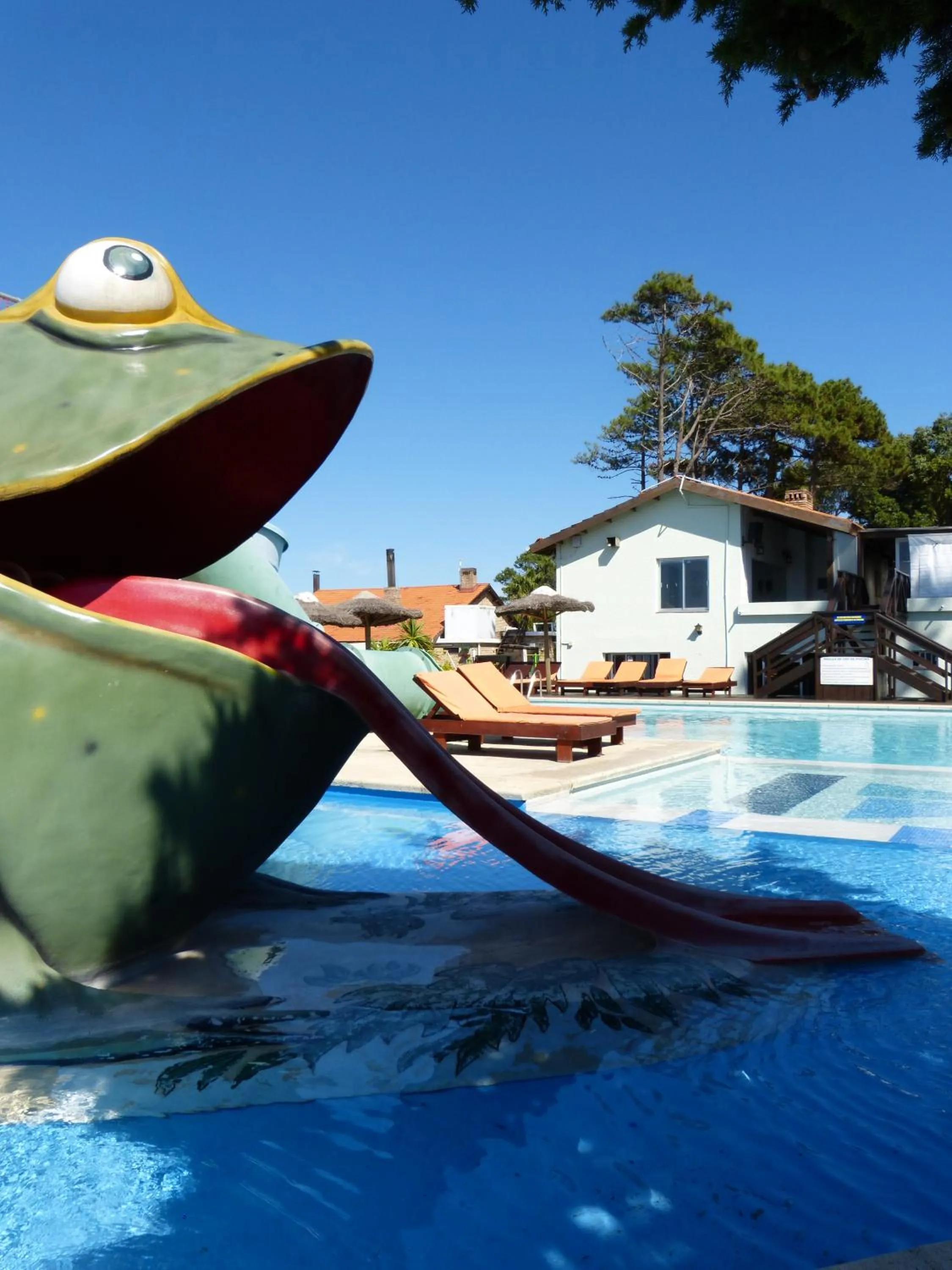 Swimming pool in El Descubrimiento Resort Club
