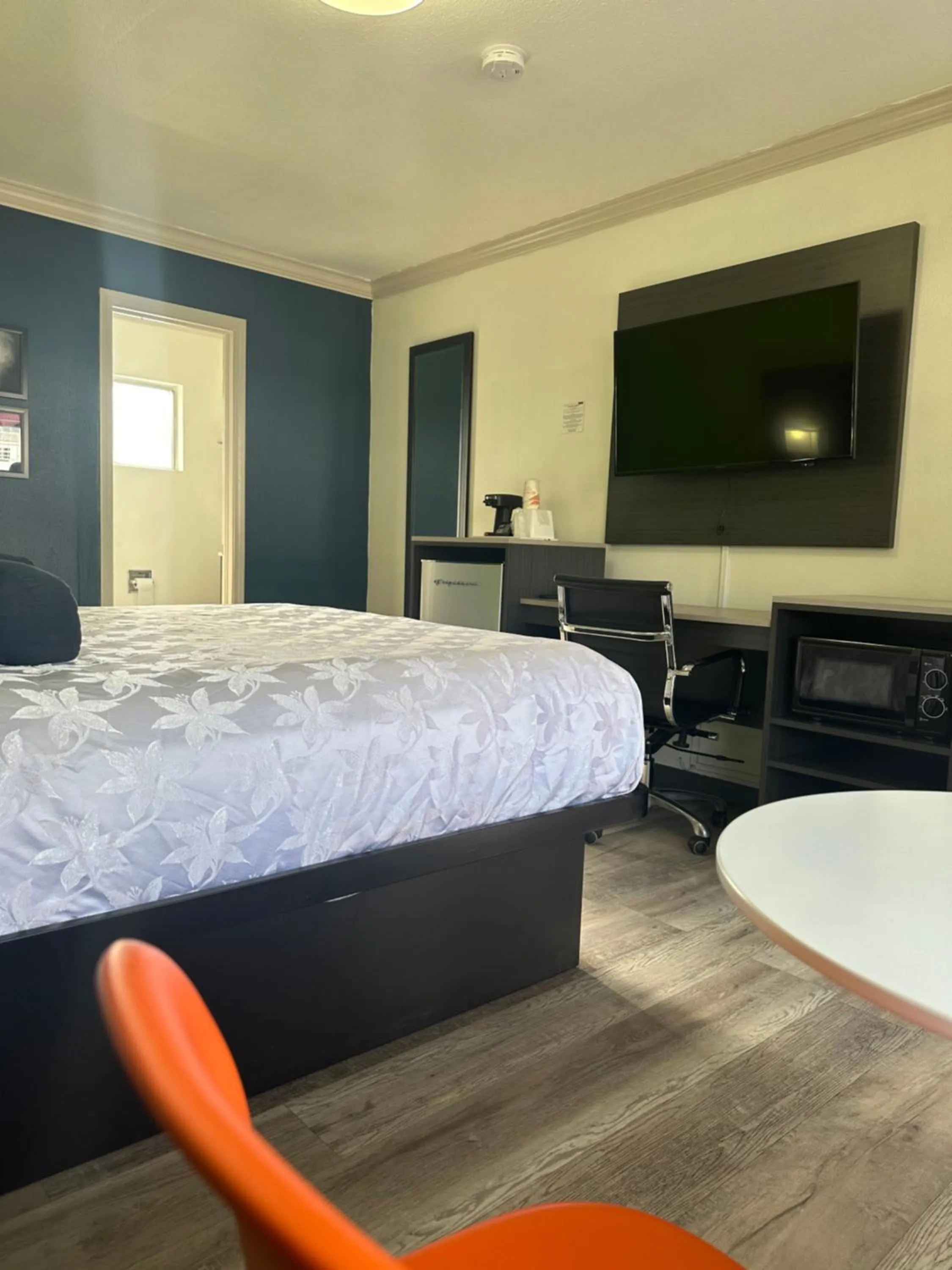 Bedroom, Bed in Americas Best Value Inn Winnemucca