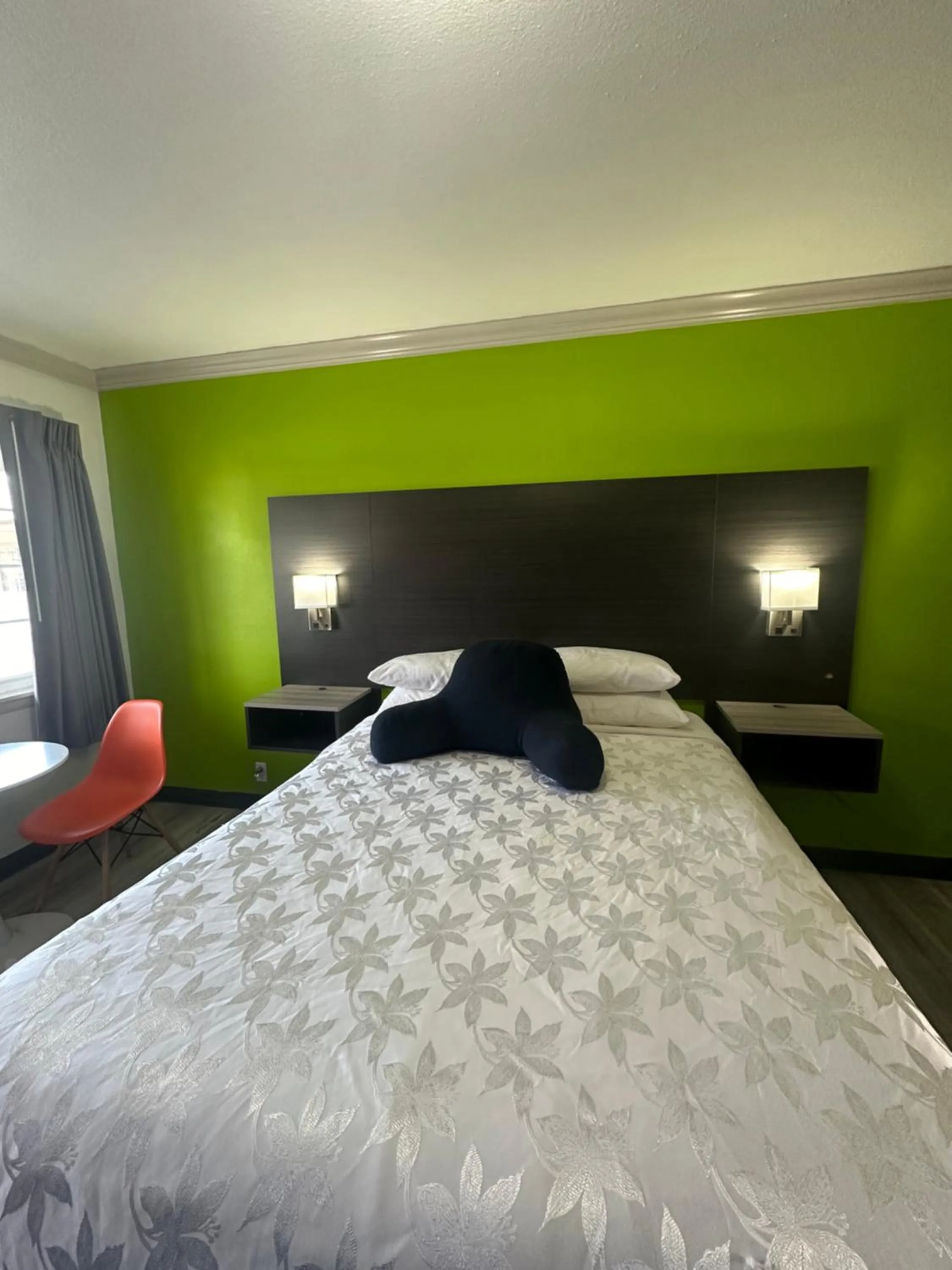 Bedroom, Bed in Americas Best Value Inn Winnemucca