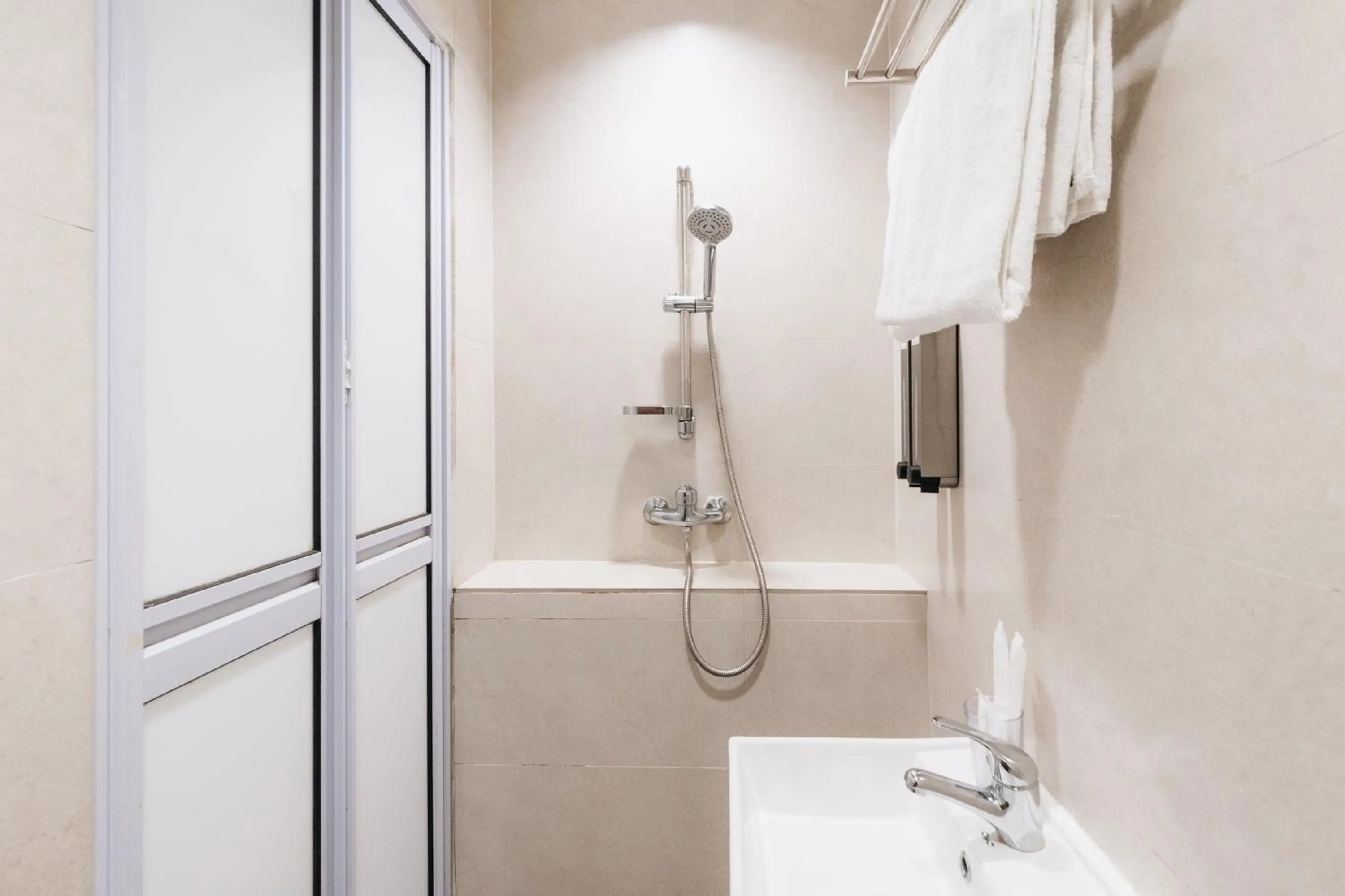 Bathroom in Harbour Ville Hotel - Hamilton