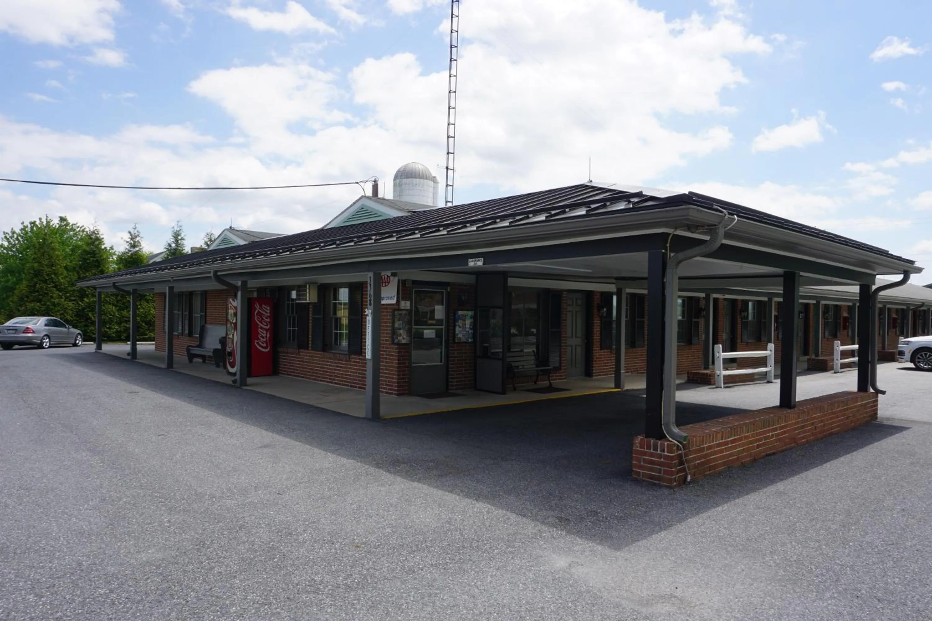 Property building in Harvest Drive Family Inn - Renovated Rooms