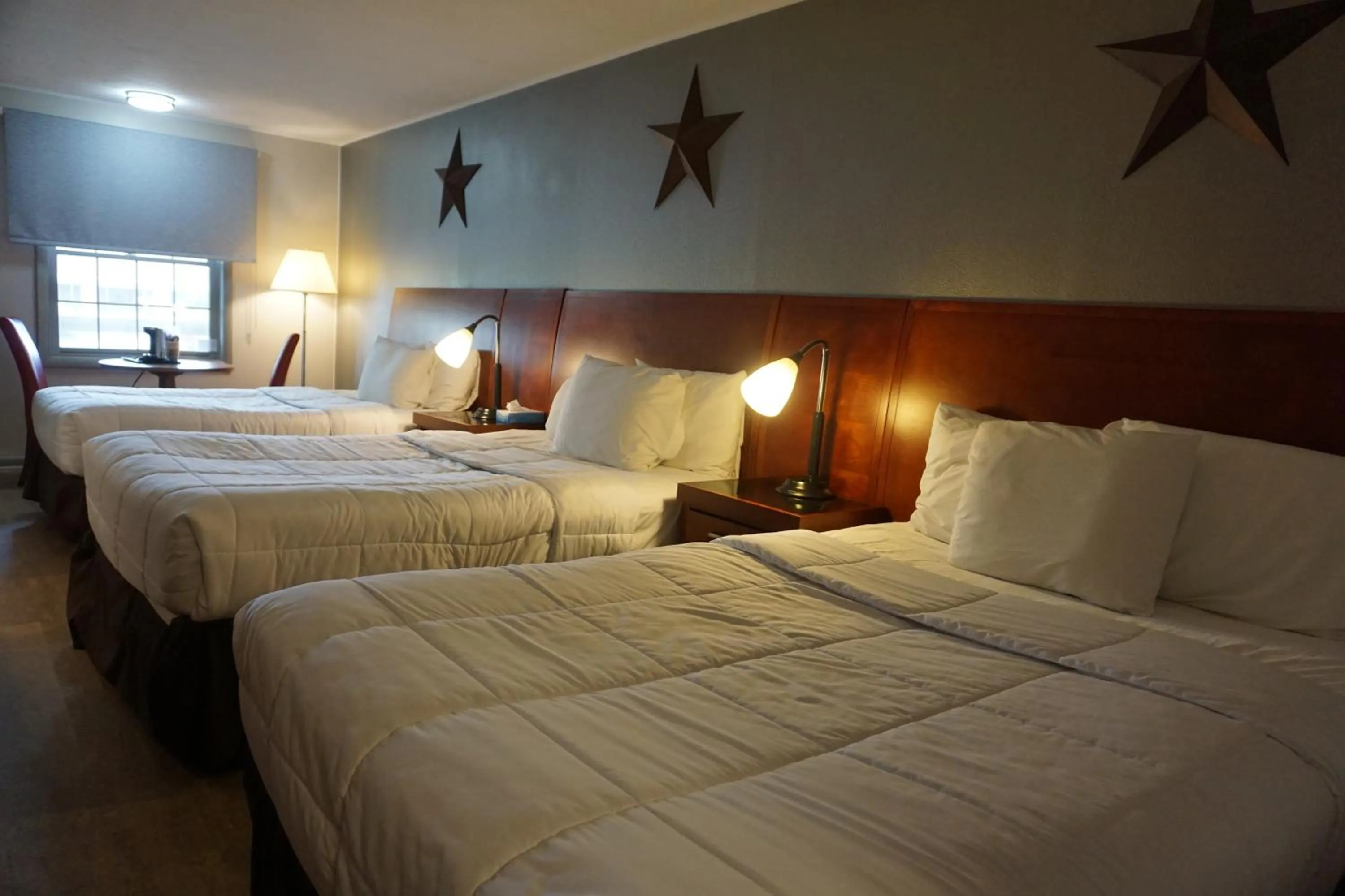 Bed in Harvest Drive Family Inn - Renovated Rooms