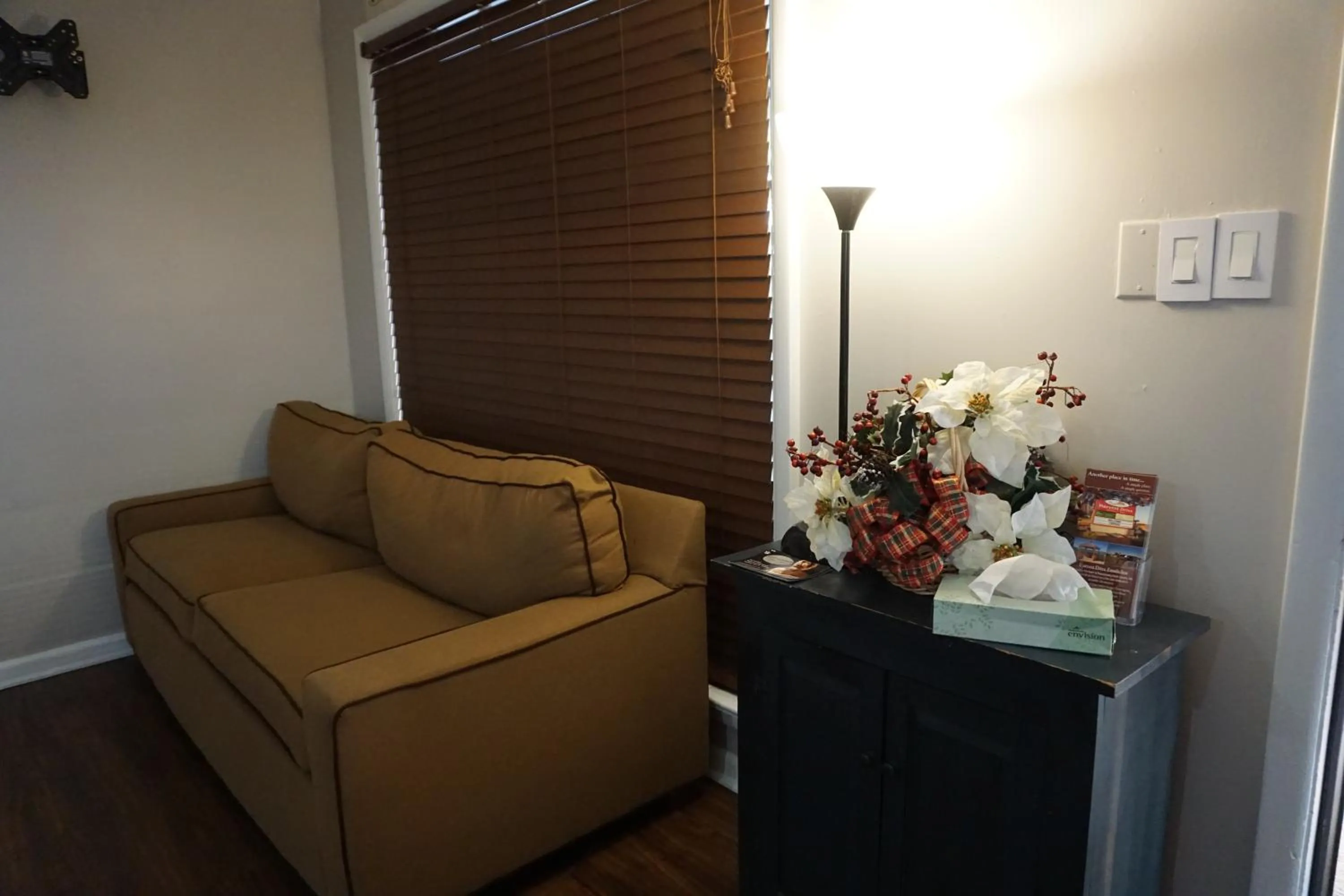 Seating area in Harvest Drive Family Inn - Renovated Rooms