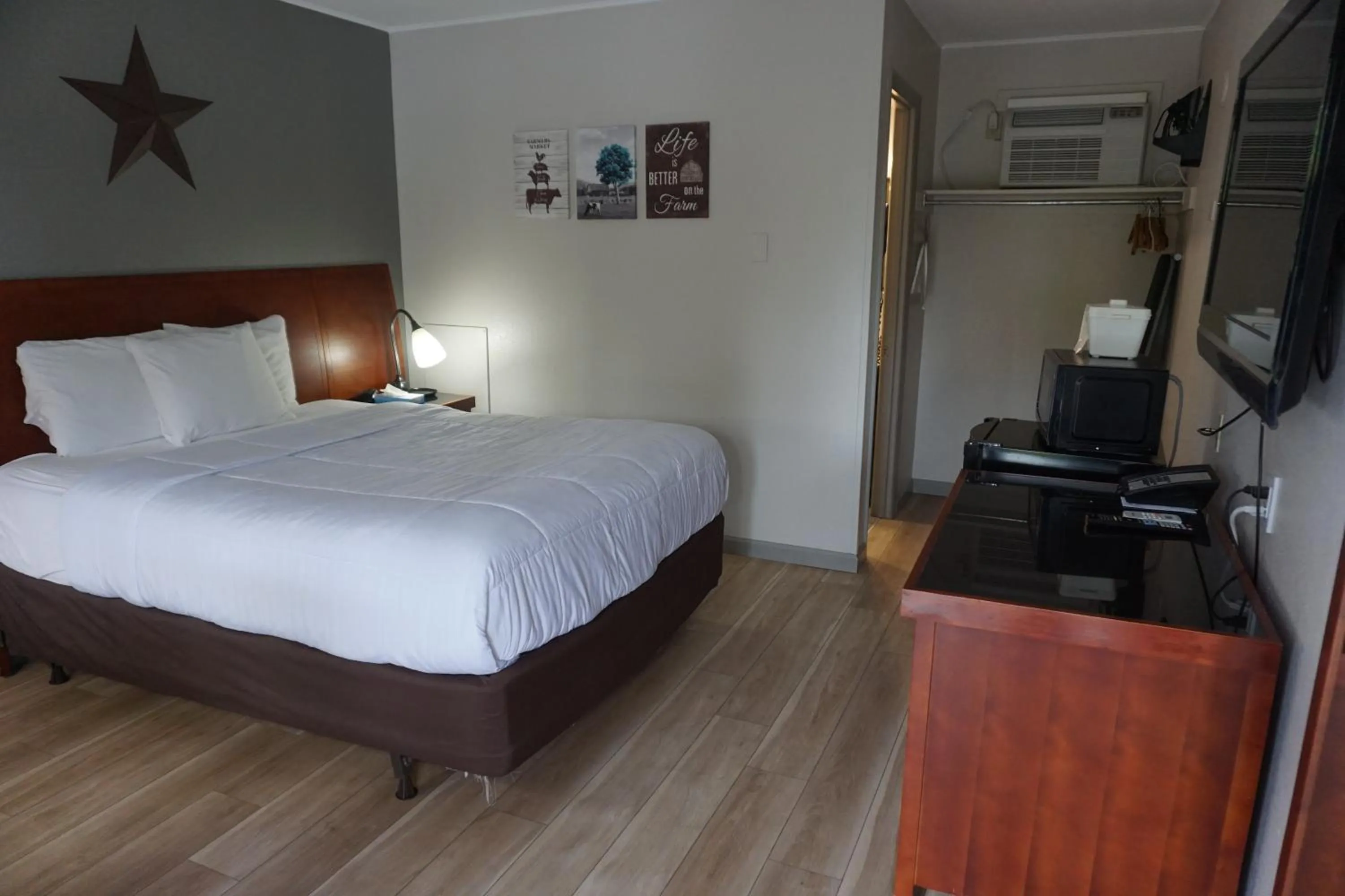 Photo of the whole room, Bed in Harvest Drive Family Inn - Renovated Rooms