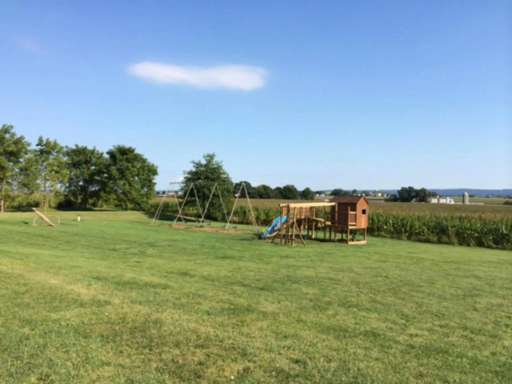 Children play ground in Harvest Drive Family Inn - Renovated Rooms