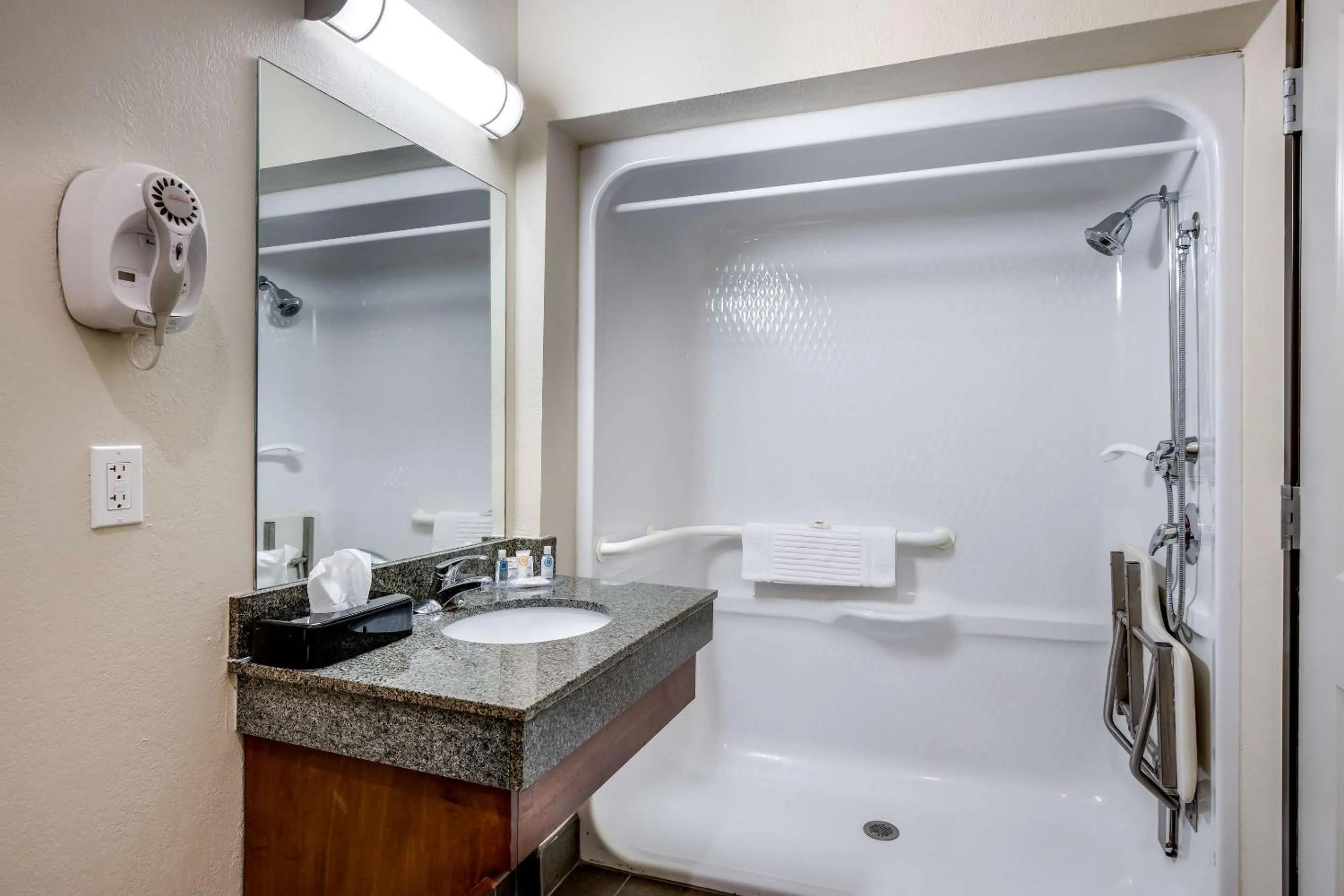 Bedroom in Comfort Inn Bonner Springs Kansas City