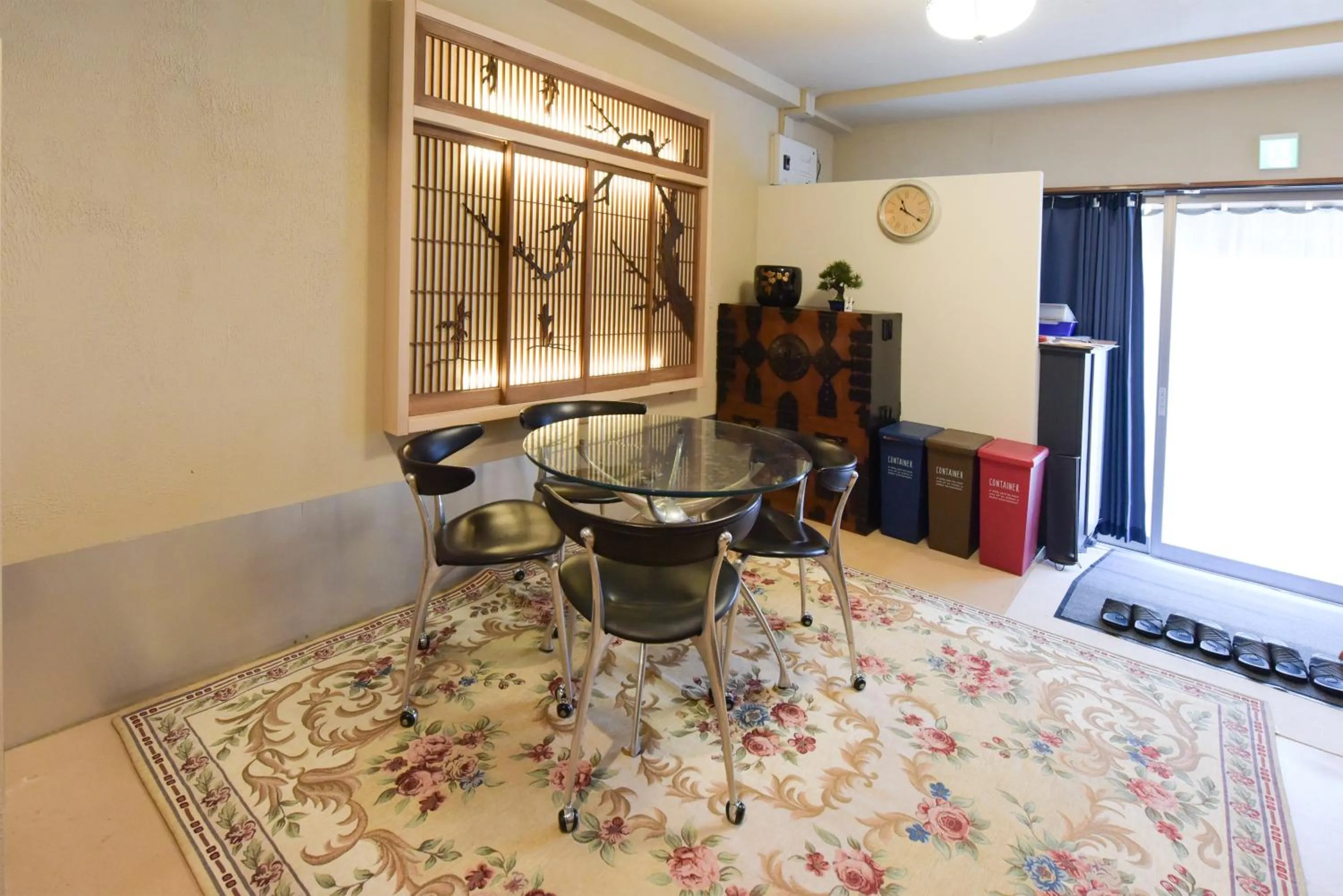 Dining area in Yoyogi House