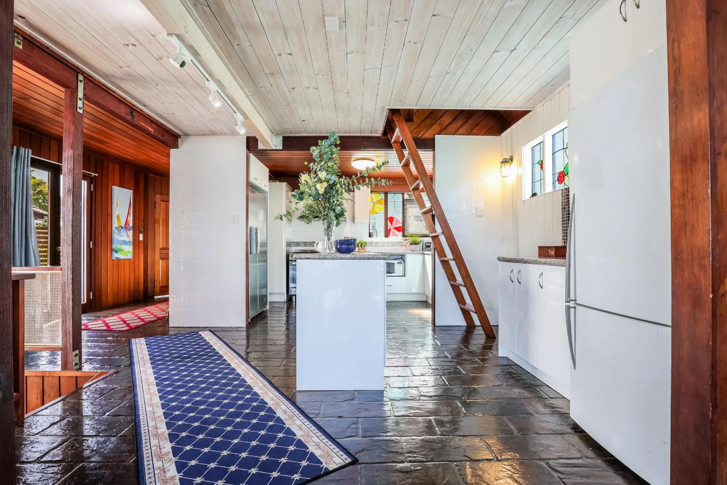 Kitchen or kitchenette in 1770 Sovereign Lodge Retreat