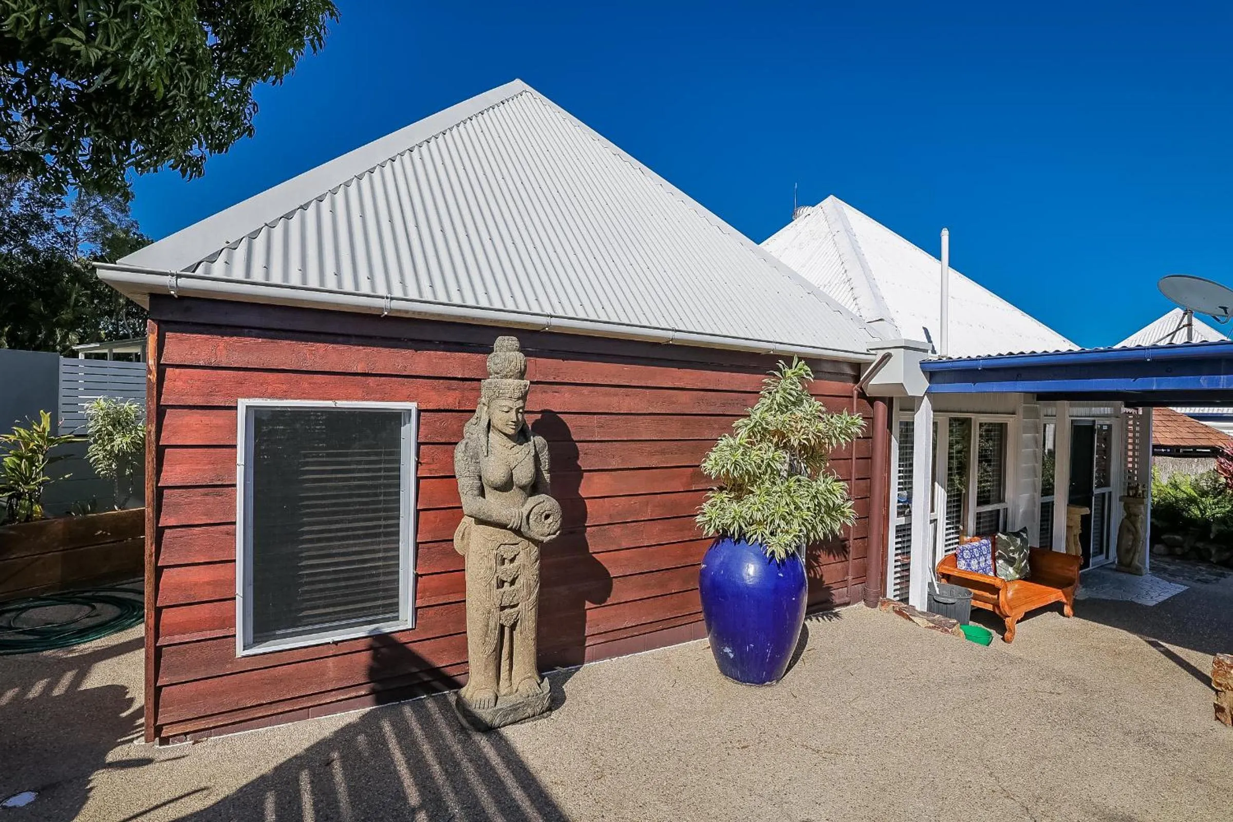 Facade/entrance in 1770 Sovereign Lodge Retreat