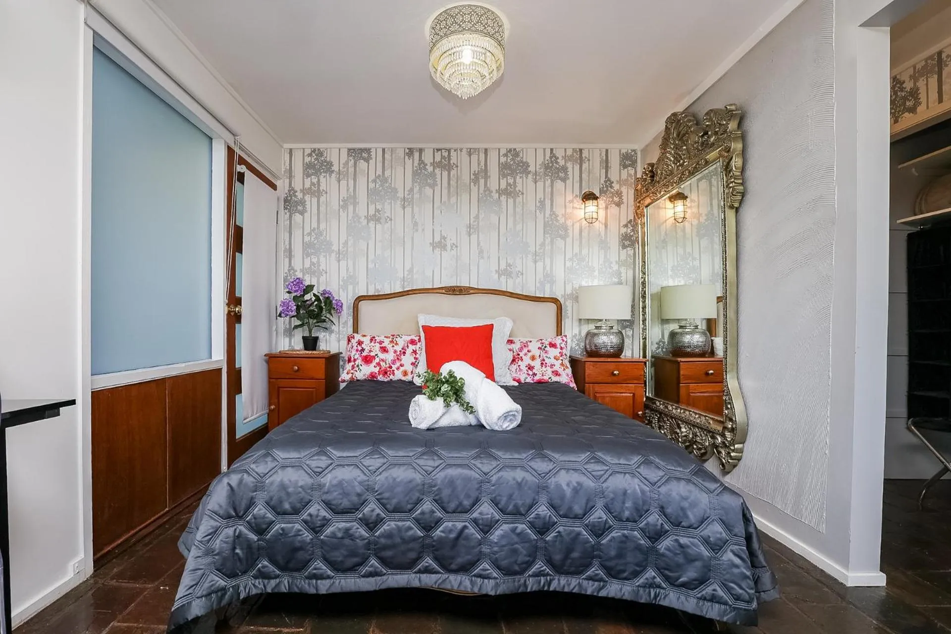 Bedroom, Bed in 1770 Sovereign Lodge Retreat