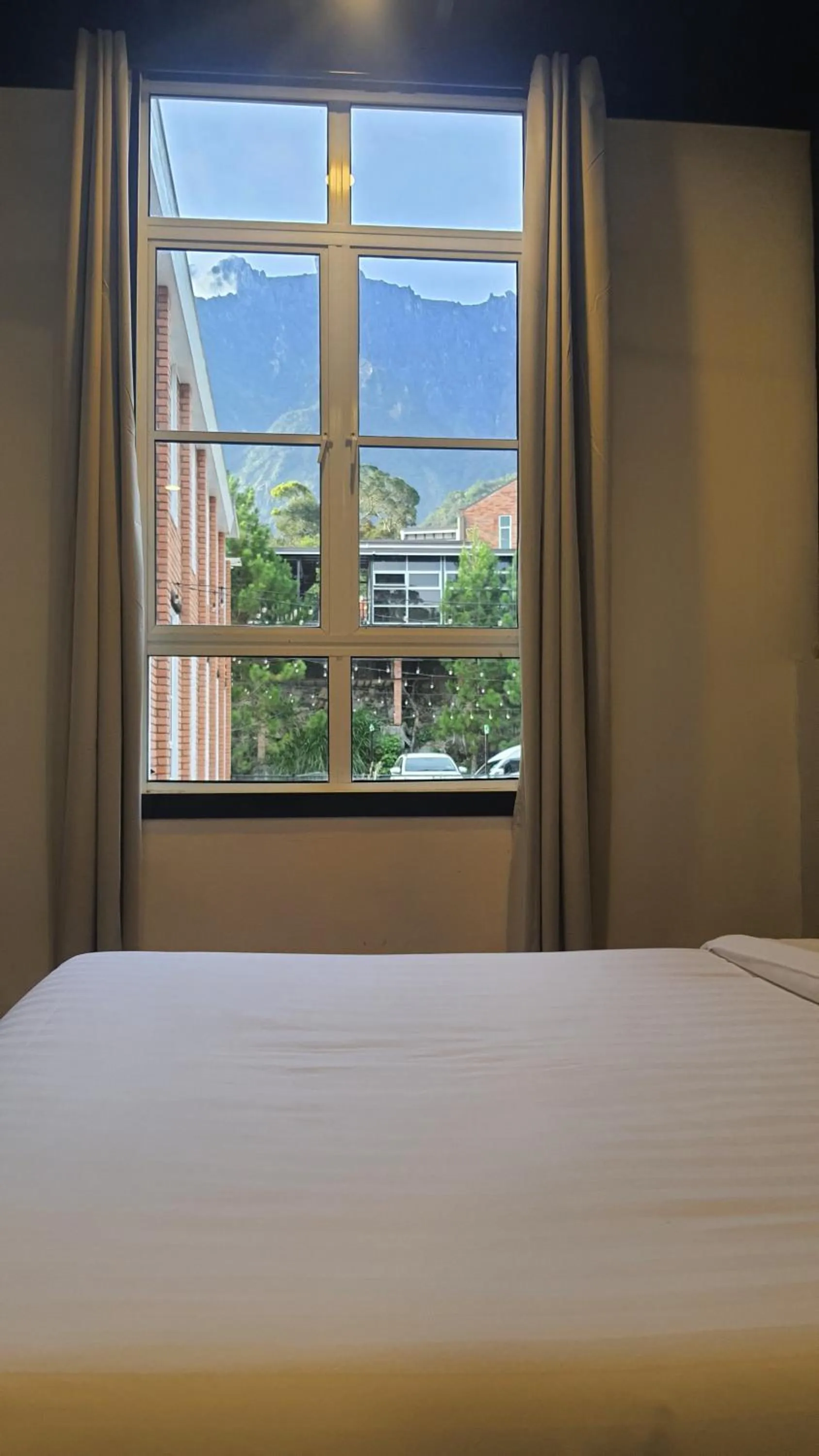 Mountain view, Bed in H Benjamin Residence