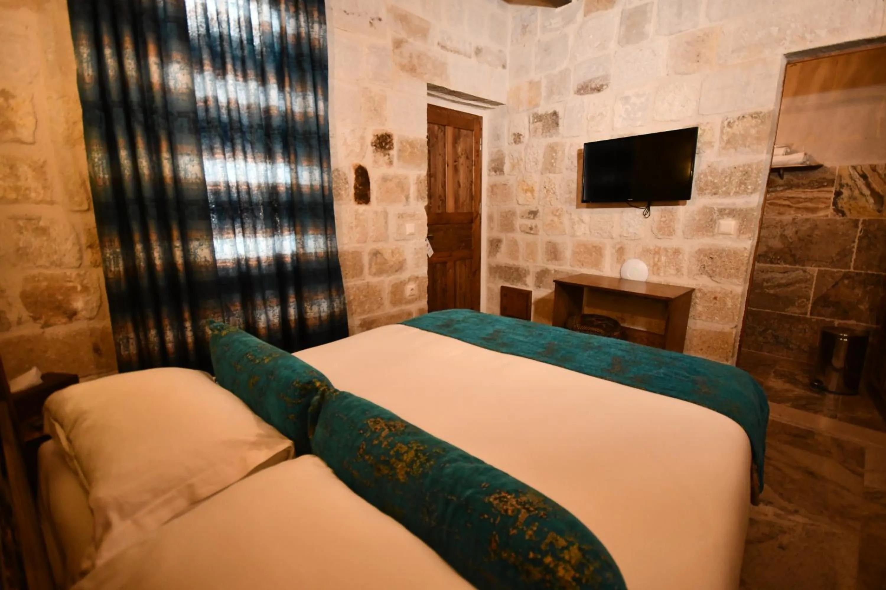 Communal lounge/ TV room, Bed in NOSTALJİ CAVE SUİT HOTEL